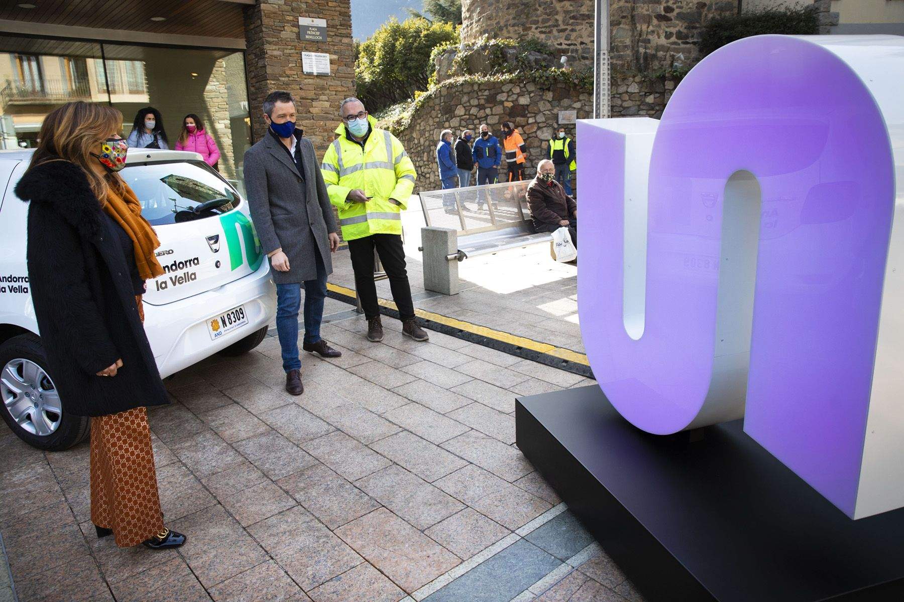 Marsol i Astrié amb un logotip gegant de la nova imatge corporativa d'Andorra la Vella.