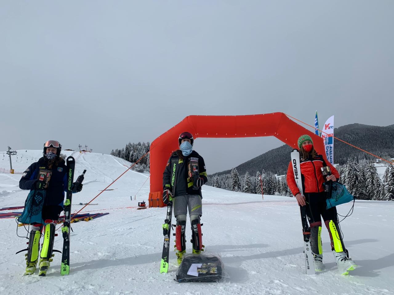 Carla Mijares (centre) al podi.