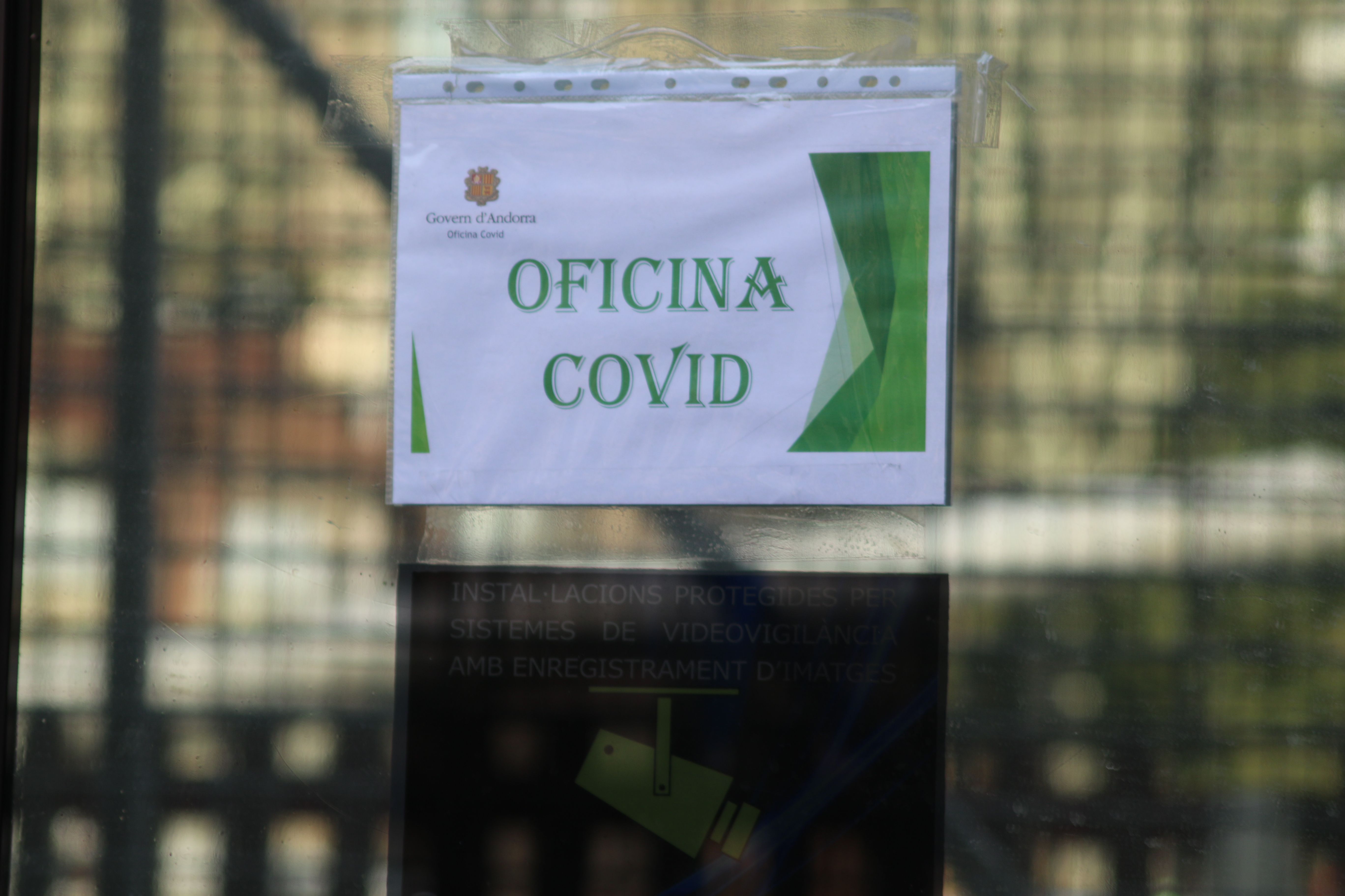 Un rètol provisional indica que hi ha l'Oficina Covid on hi havia hagut la Seu de la Justícia.