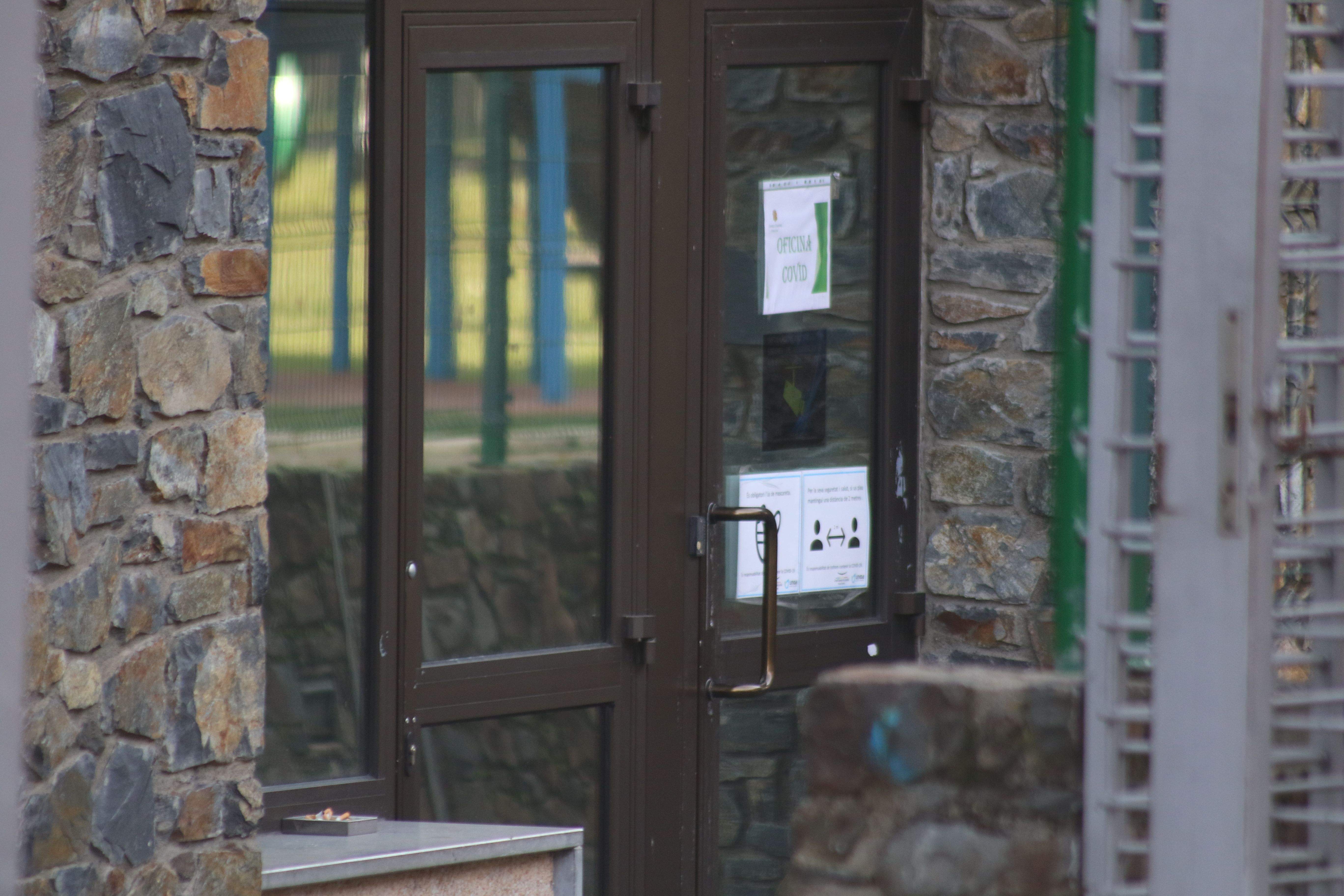 Porta d'entrada a l'oficina per la part posterior de l'edifici de les Columnes.