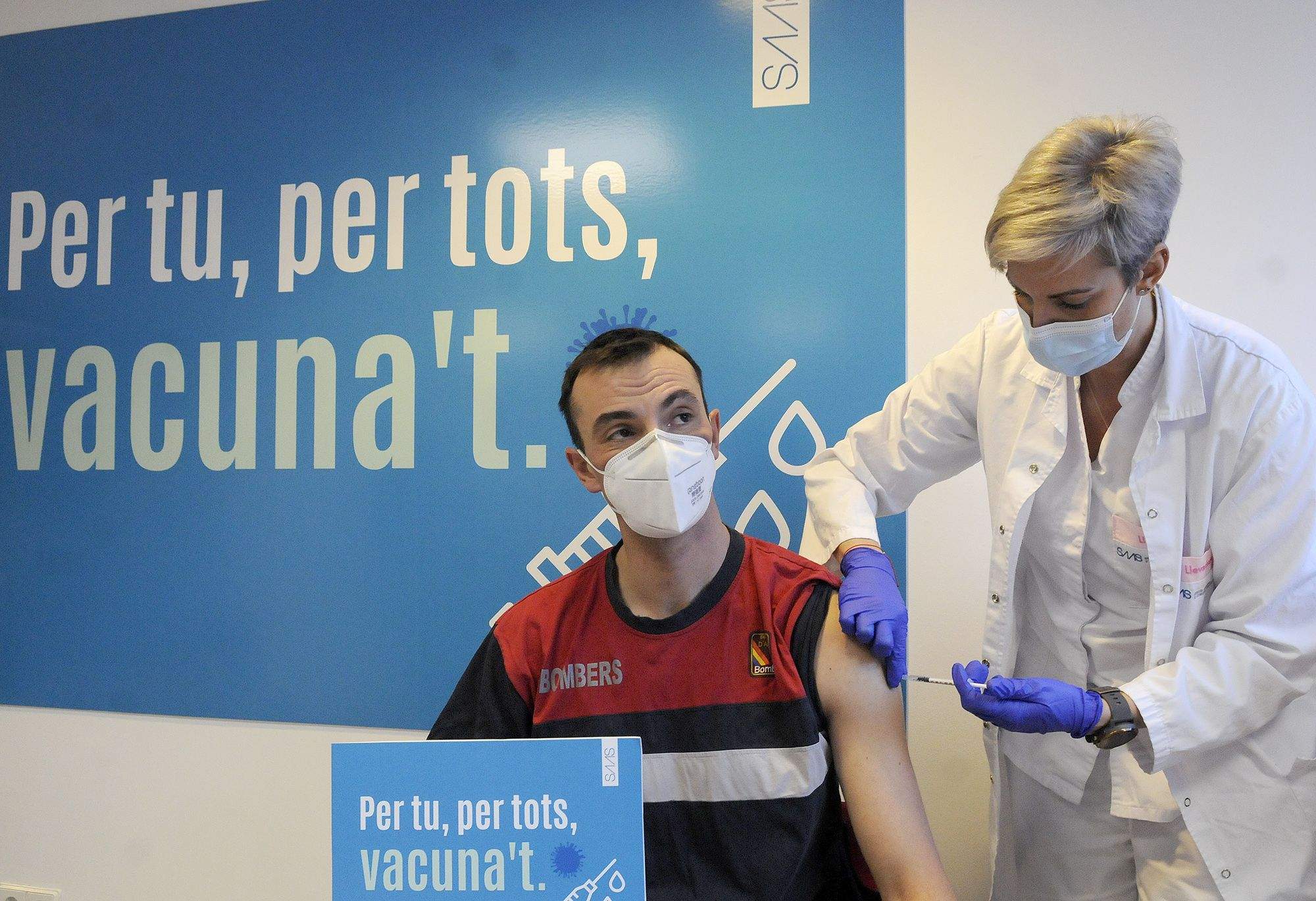 Instant de la vacunació d'un membre del cos de bombers. Instant de la vacunació d'un membre del cos de bombers.