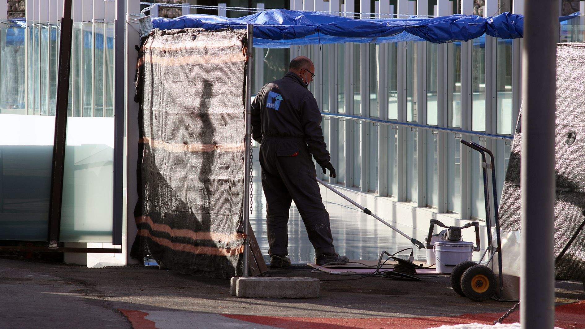 Treballs per aplicar el producte antilliscant al terra de la plataforma. Treballs per aplicar el producte antilliscant al terra de la plataforma.