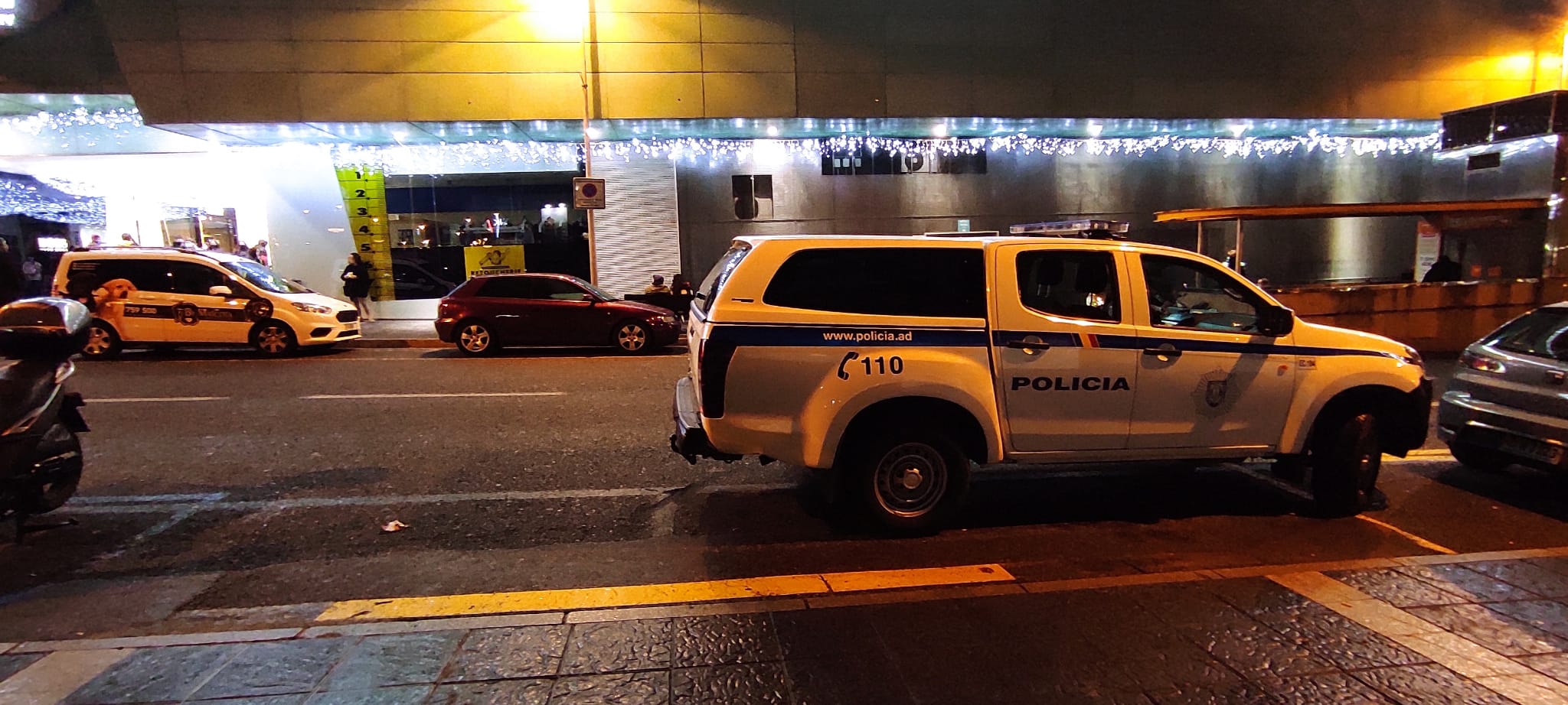 Un cotxe policial en un carrer d'Escaldes.