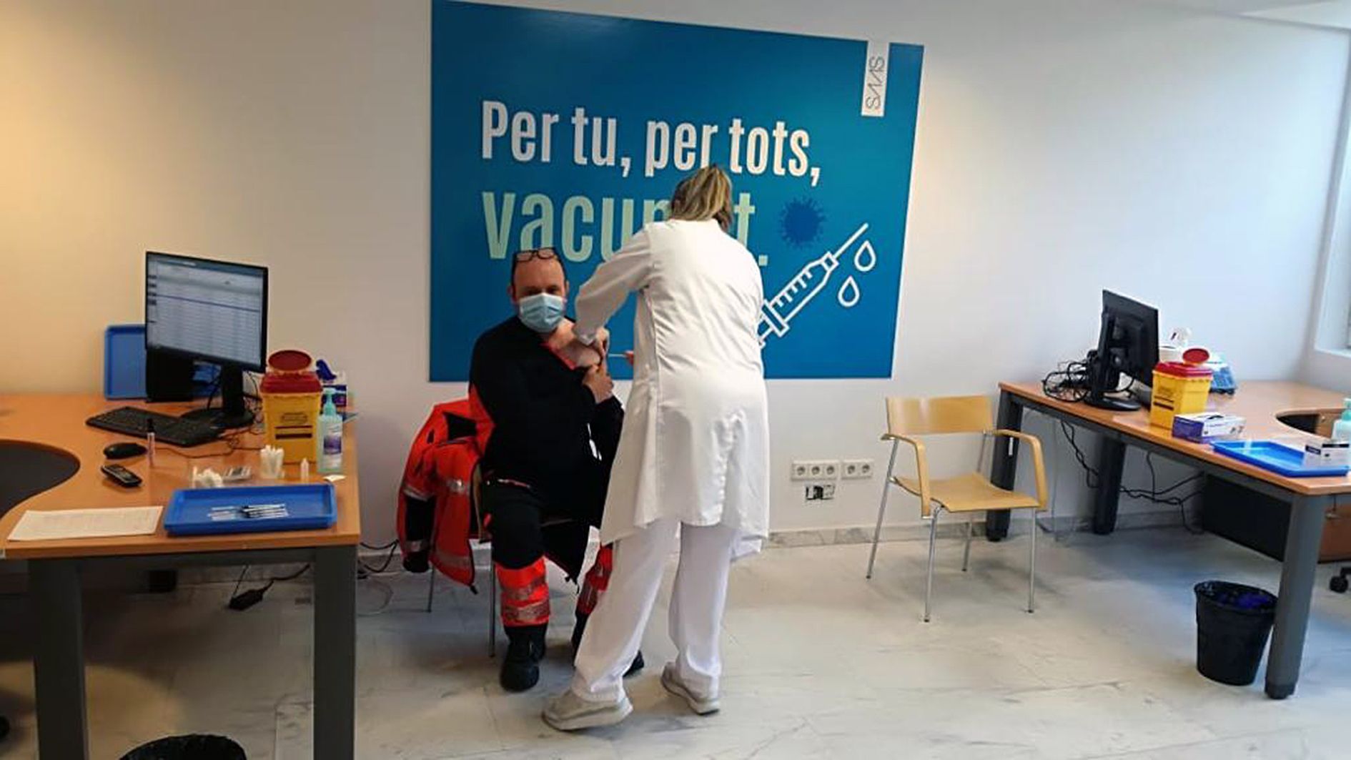 Vacunació d'un professional de transport sanitari aquest dimecres.