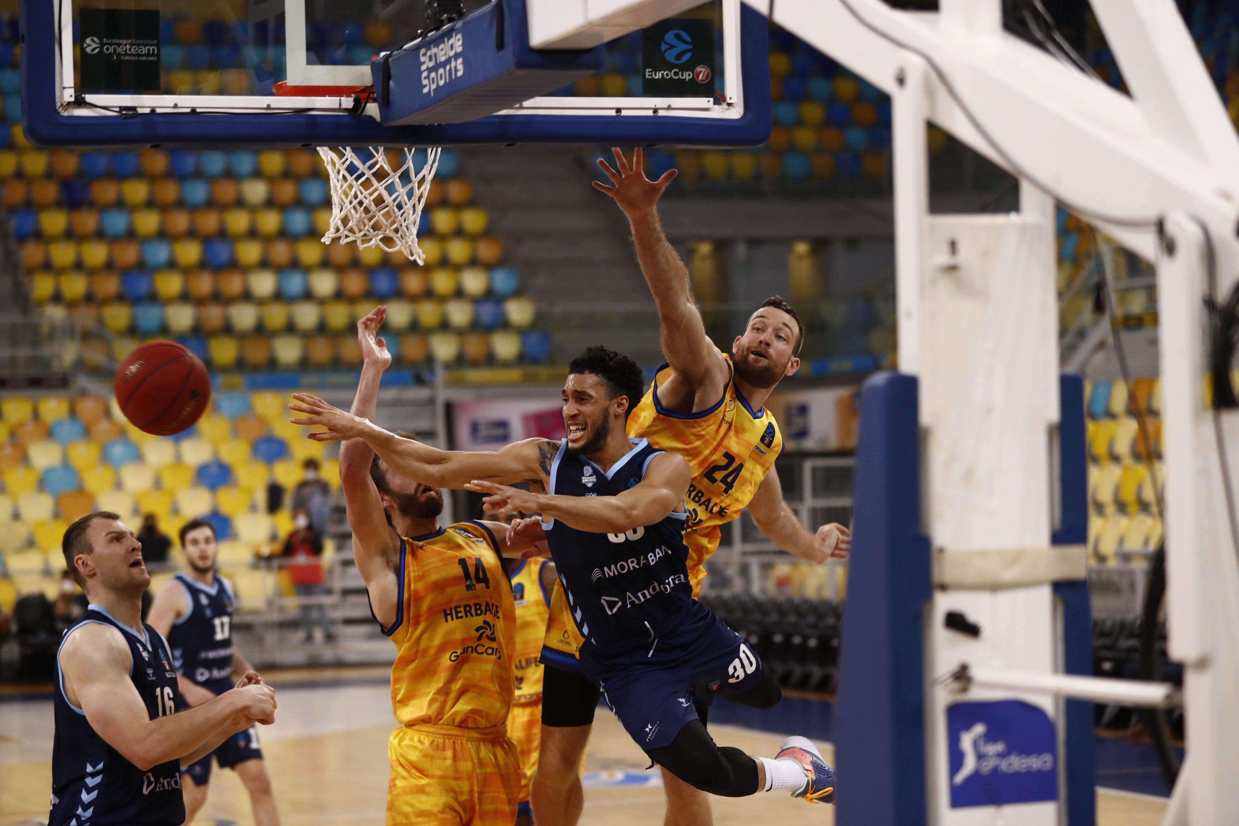 Senglin fa una passada entre Shurna i Costello i en presència de Jelinek.