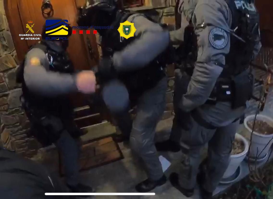 Entrada en un dels domicilis on es van practicar detencions i es va fer un dels escorcolls. La portaveu del Sindicat, Rebeca Bonache.