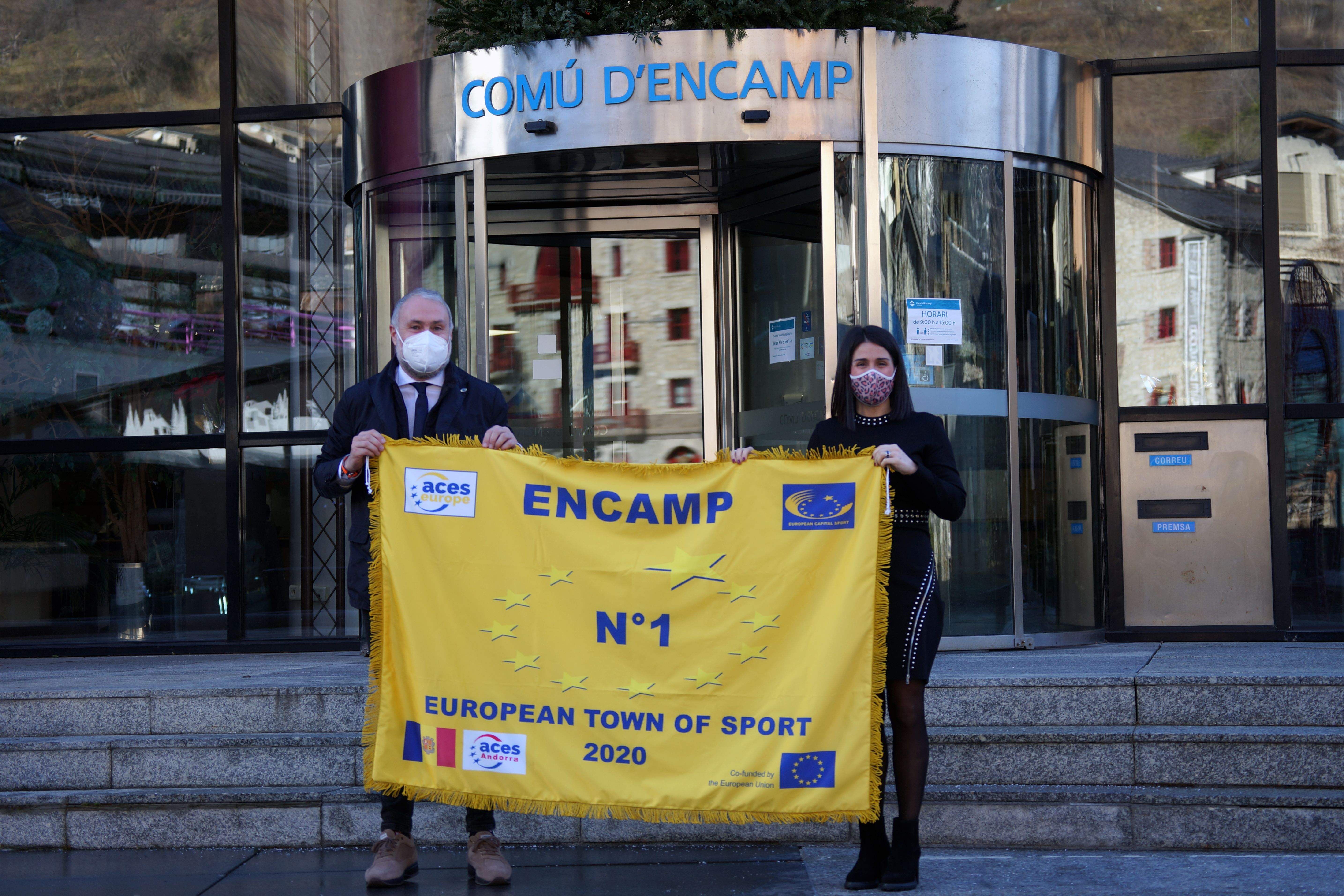 L'entrega de la bandera a Laura Mas