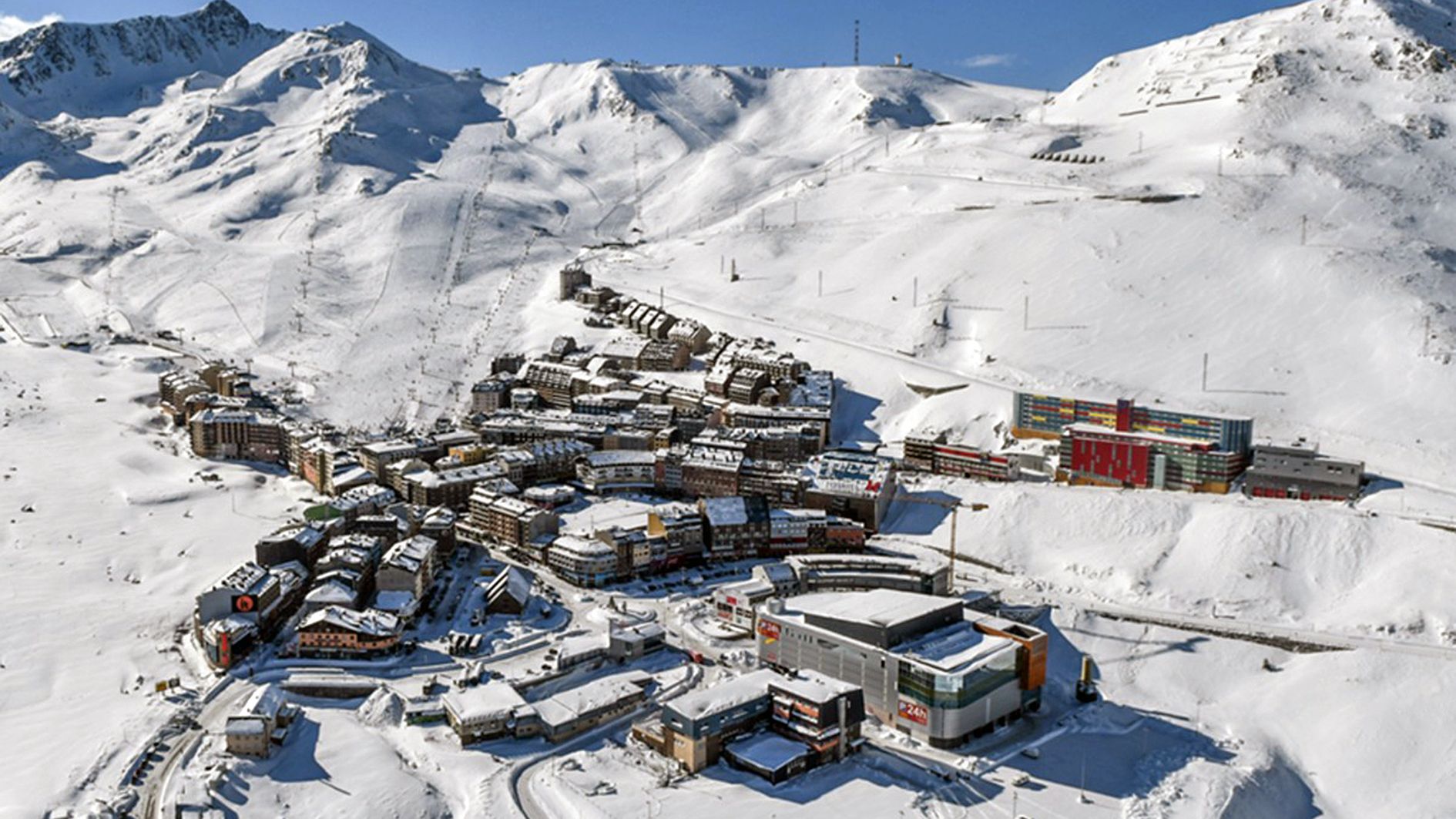 Una vista del Pas de la Casa. Una vista del Pas de la Casa.