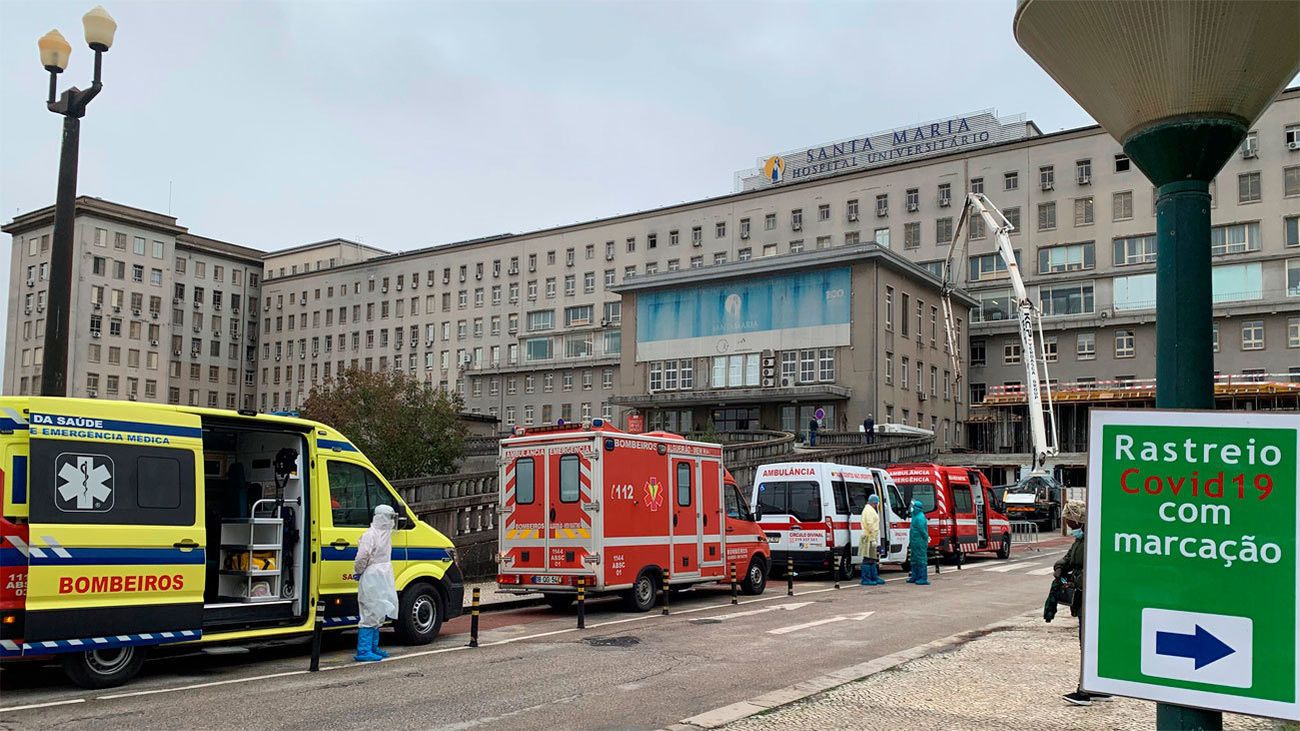 Ambulàncies a l'exterior de l'hospital Santa Maria a Lisboa.