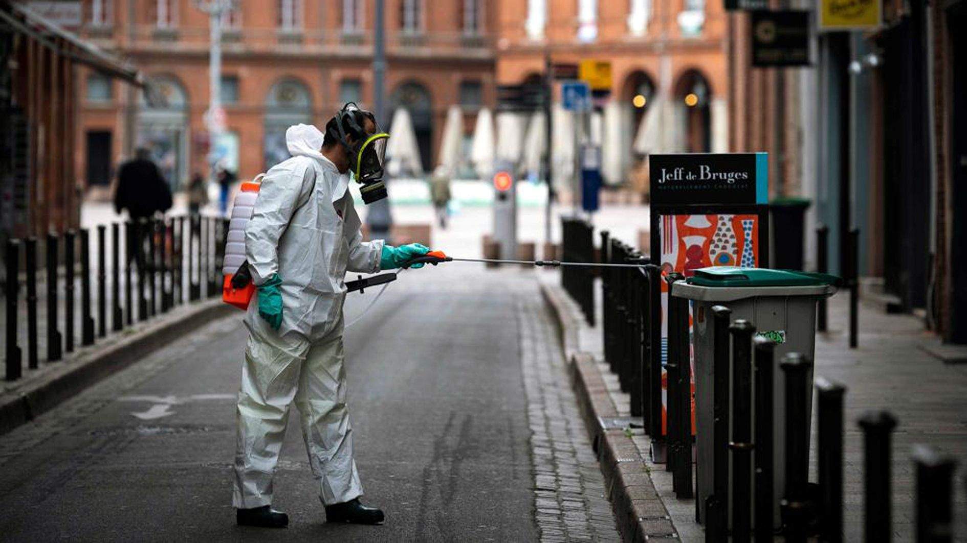 Desinfecció de mobiliari urbà a Tolosa.