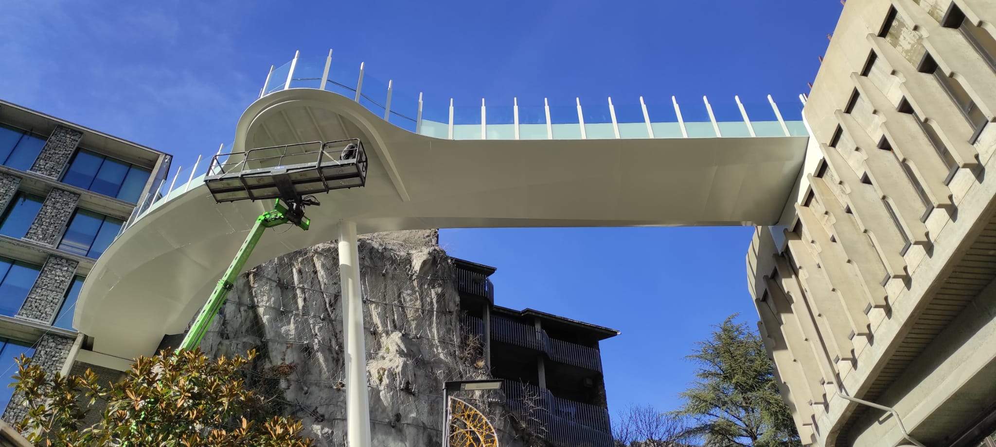 Instal·lació del paviment metàl·lic on ha d'anar el vidre transitable.