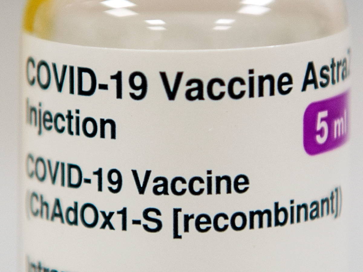 Un vial del vaccí d'AstraZeneca.