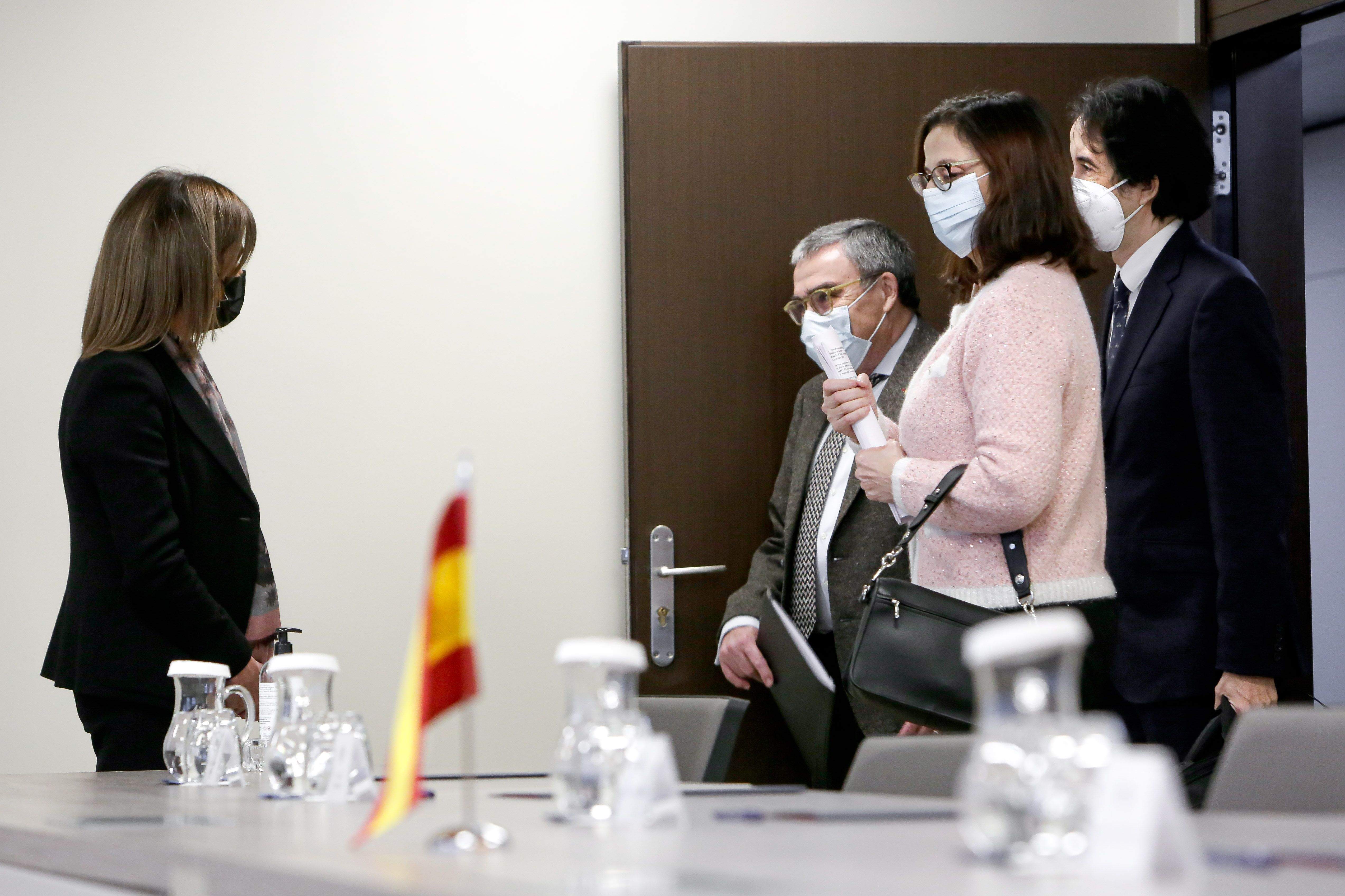 Instants previs a la reunió de la comissió mixta educativa.