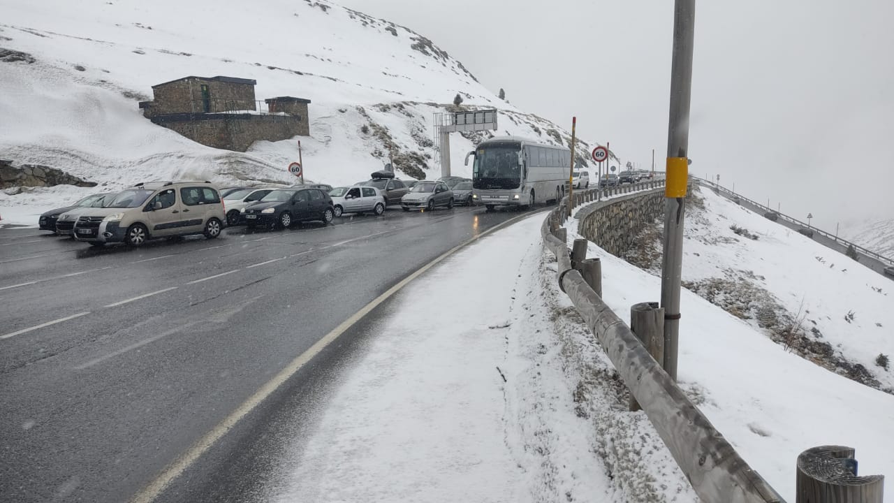 Filera de vehicles arribant al Pas per fer benzina.