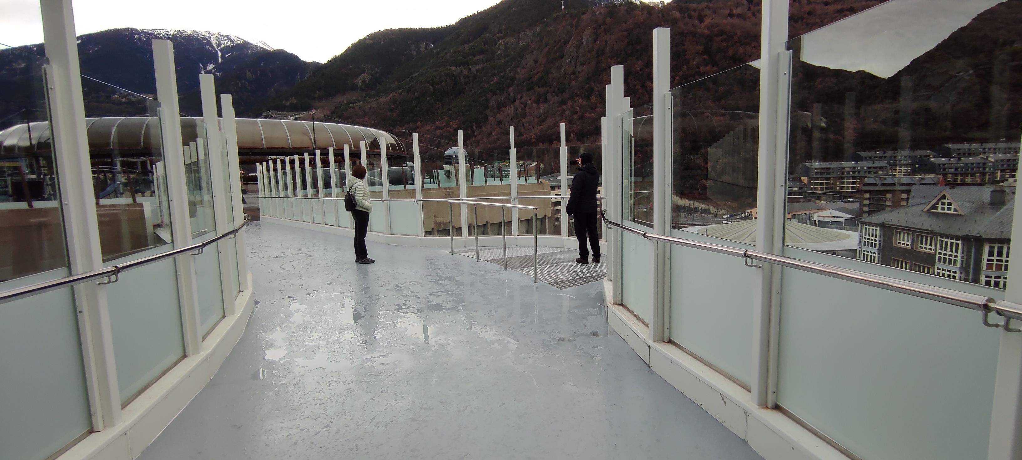 Dues de les persones que aquest migdia han transitat per la nova passarel·la.