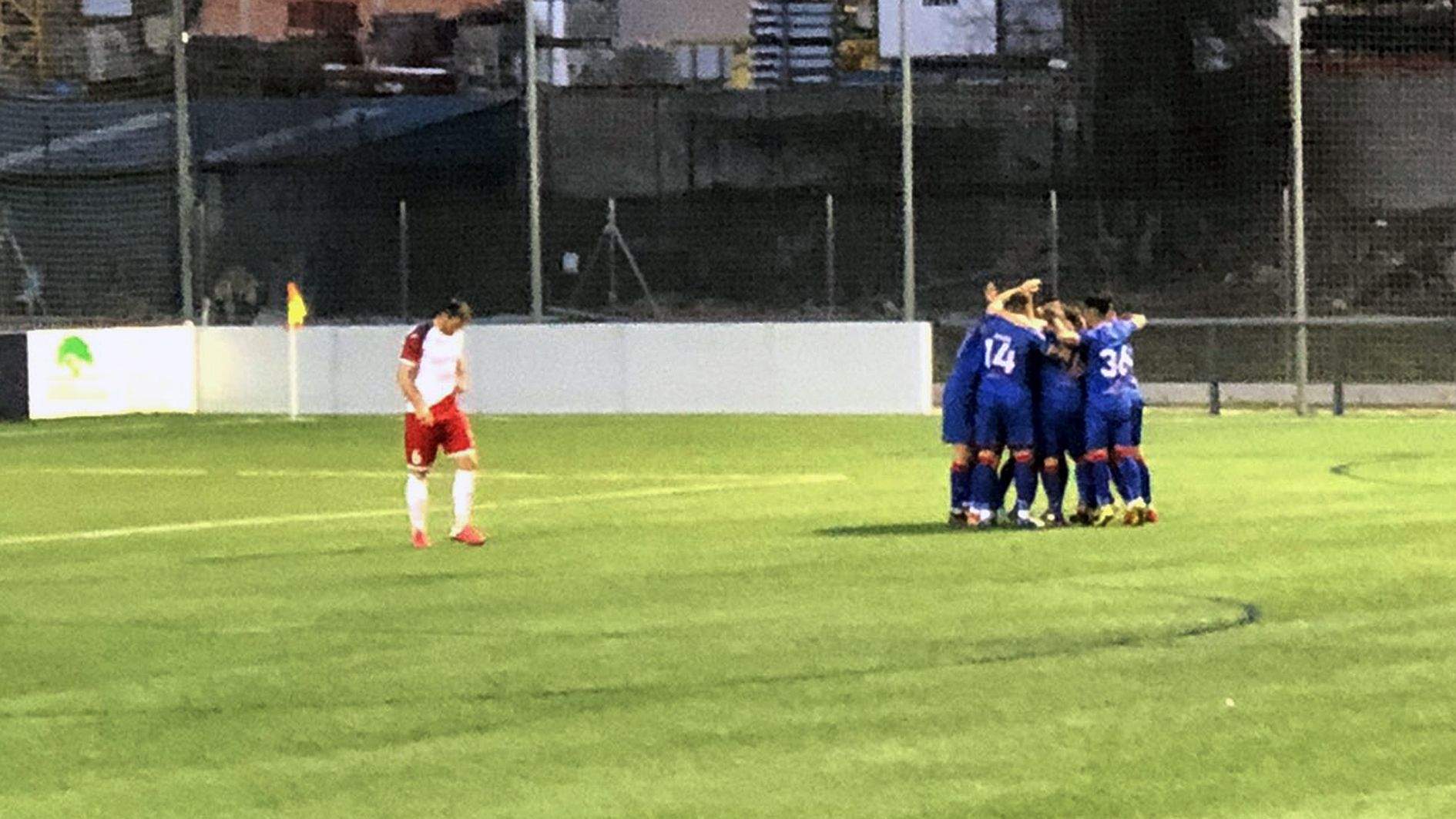 Els jugadors de l'Atlètic Escaldes celebren el gol que ha sentenciat el matx.