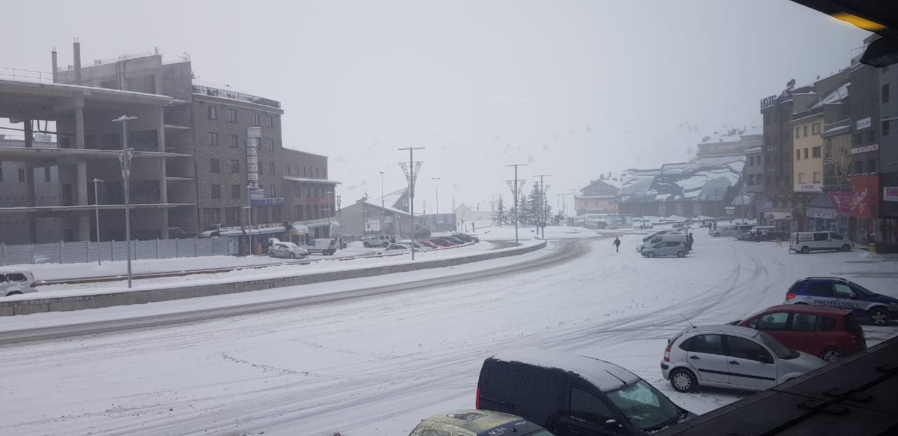 Una imatge del Pas de la Casa aquest matí, pràcticament buit.