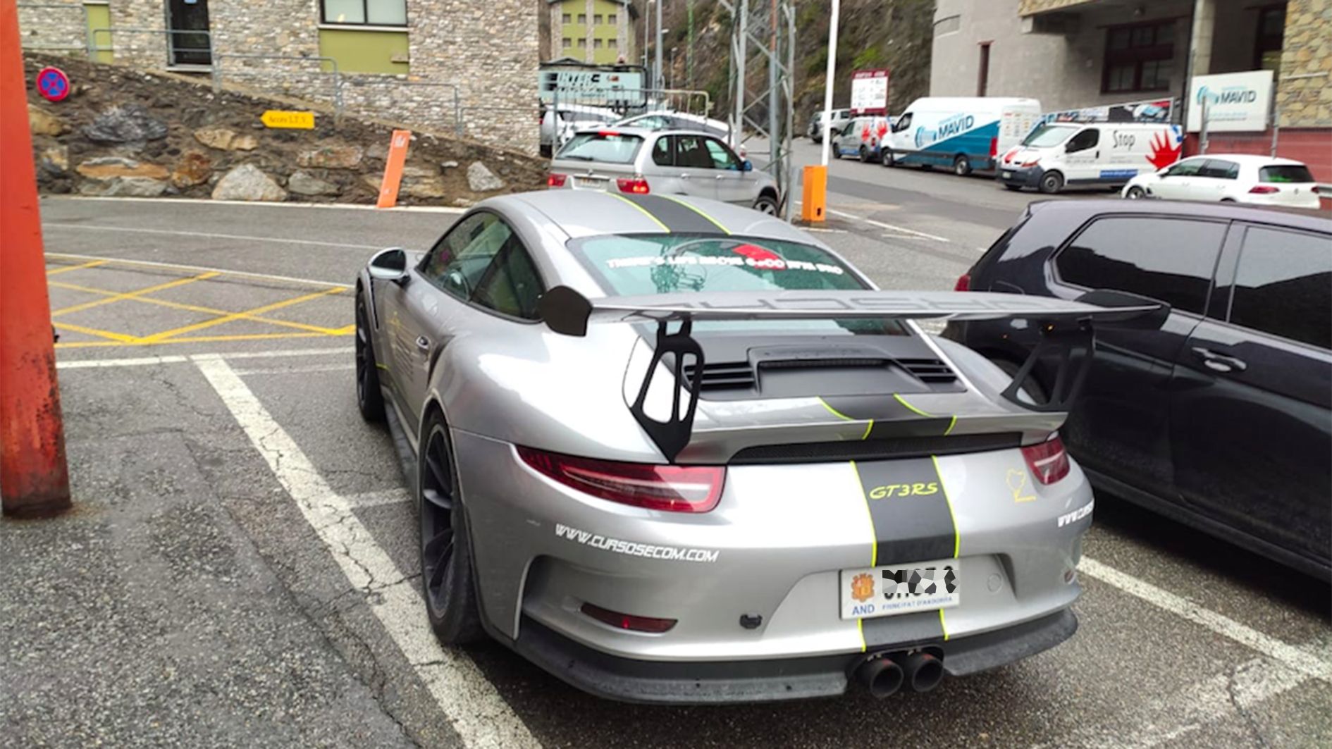 El vehicle en les immediacions de la ITV en acudir a fer la revisió. El vehicle en les immediacions de la ITV en acudir a fer la revisió.