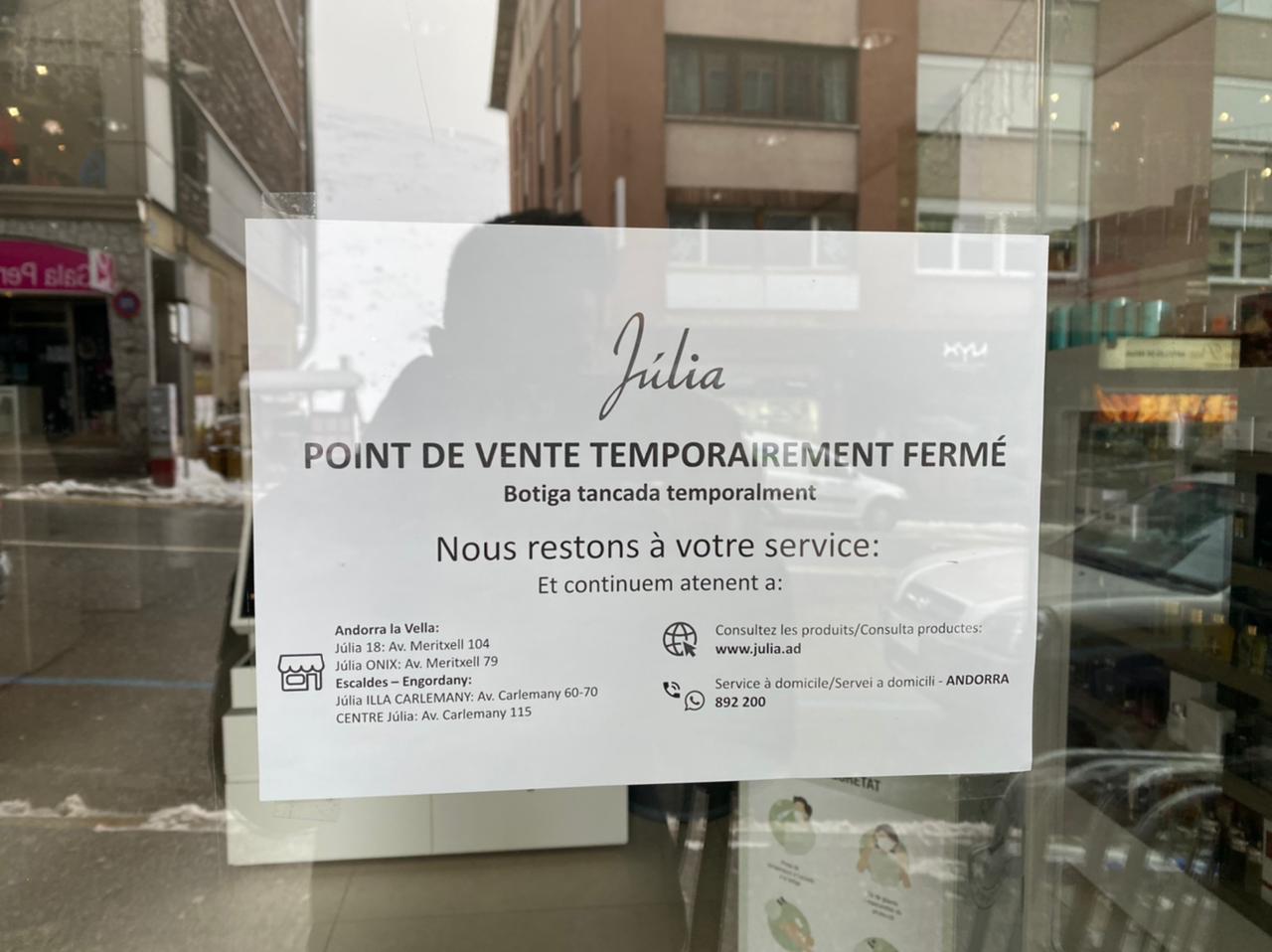 Cartell anunciant el tancament temporal d'una perfumeria al Pas de la Casa.