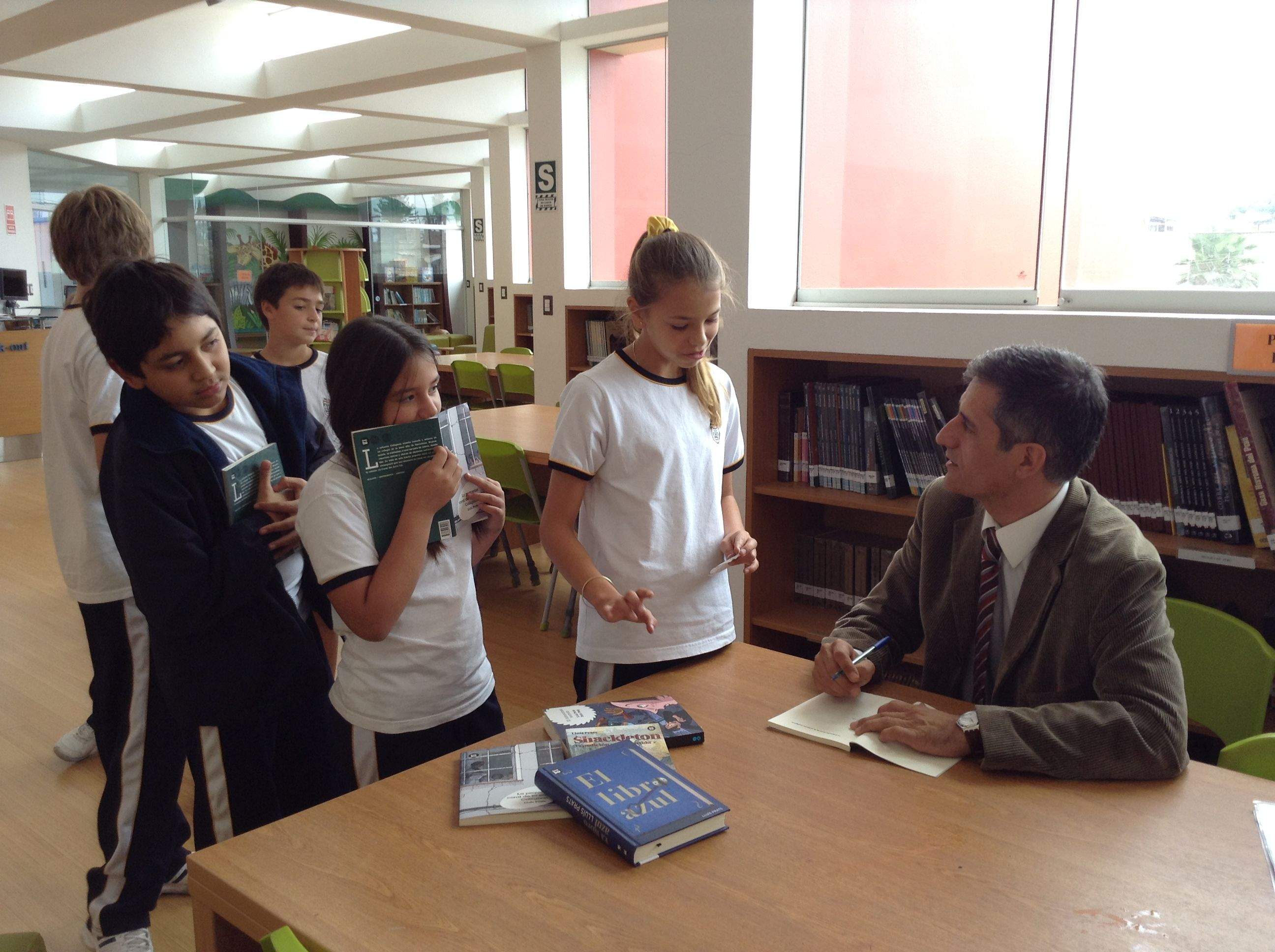 Lluís Prats signa llibres en una escola.