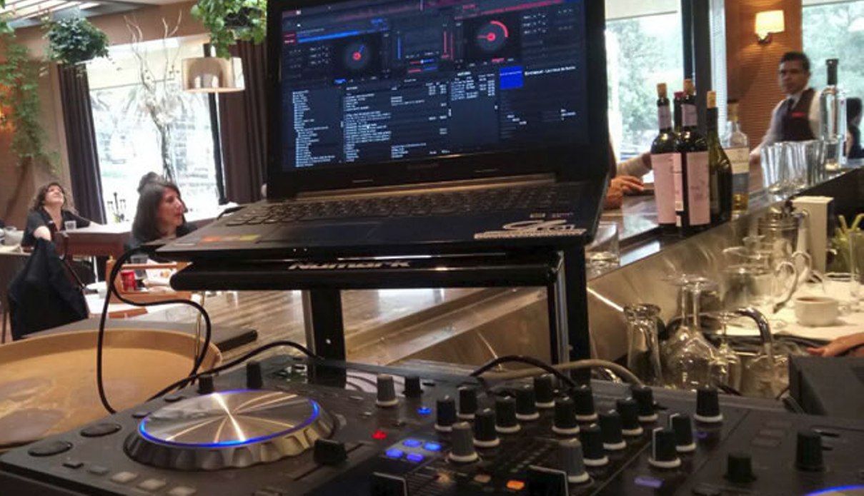 Equip de música en un restaurant.