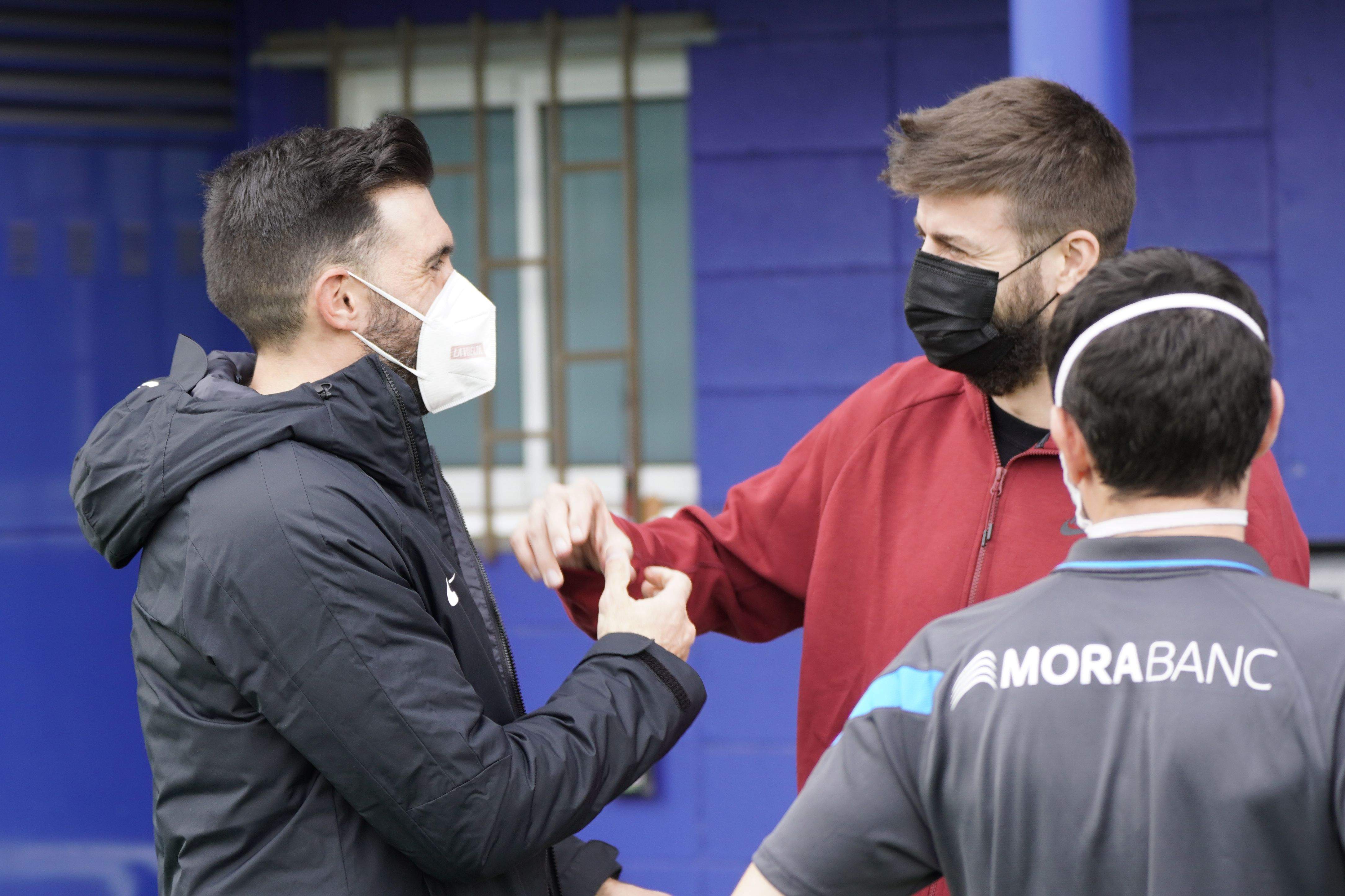 Sarabia saluda Gerard Piqué, en una visita anterior del màxim responsable de Kosmos al Principat. La portaveu del Sindicat, Rebeca Bonache.