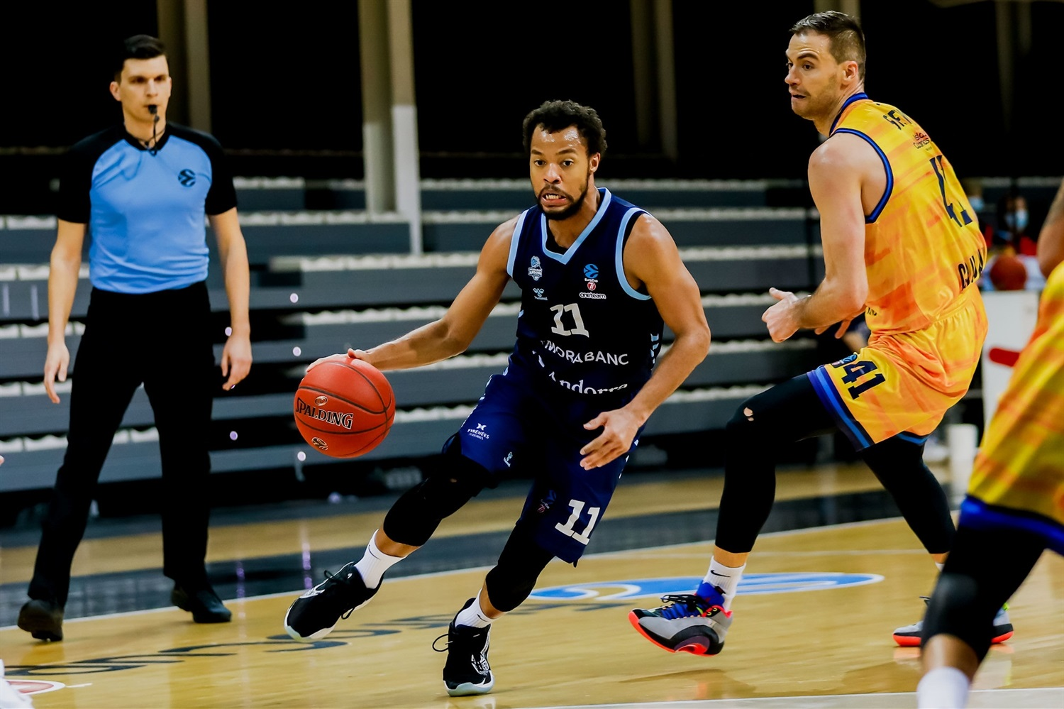 Clevint Hannah conduint la pilota