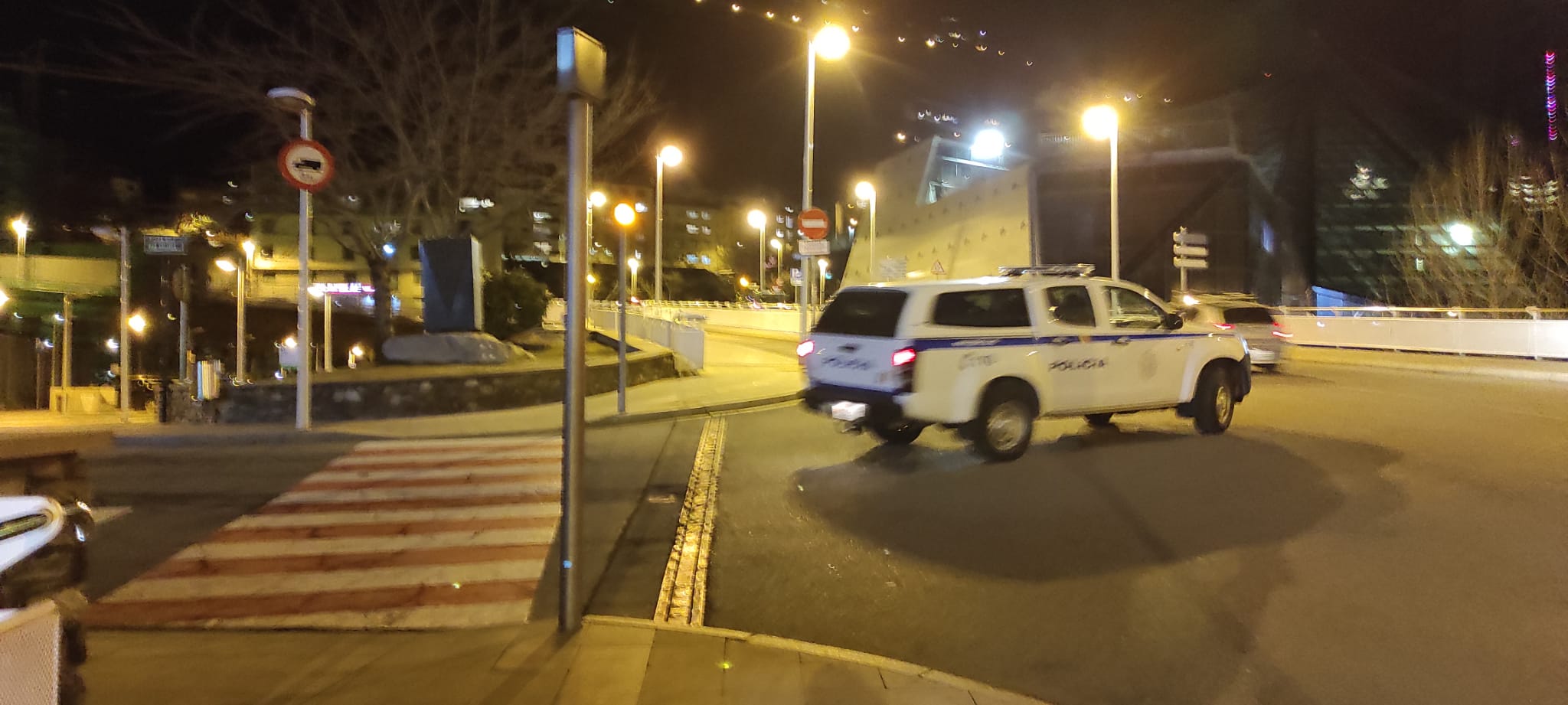 Un dels cotxes policials que han intervingut en l'afer sortint del lloc on hi ha hagut la batussa.