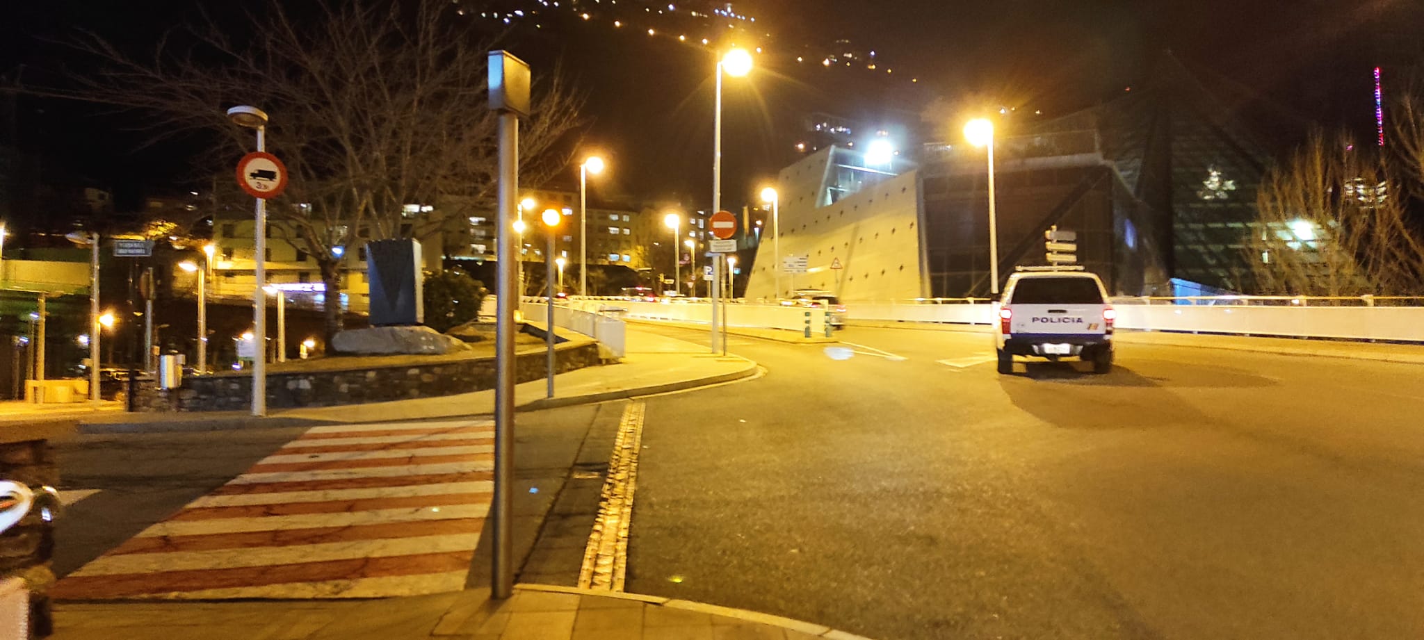 Un vehicle policial marxa del lloc dels fets després de la batussa.