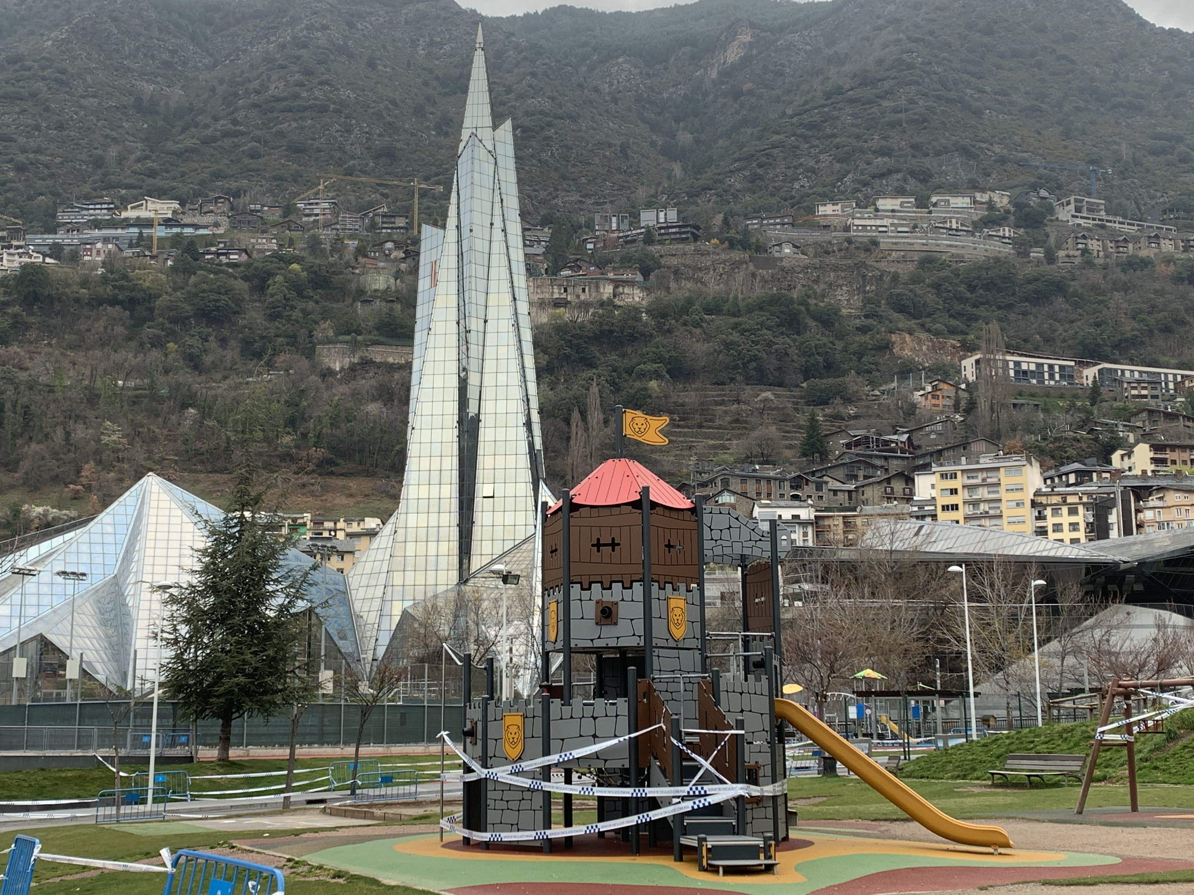 Un joc infantil en un parc precintat d'Escaldes.