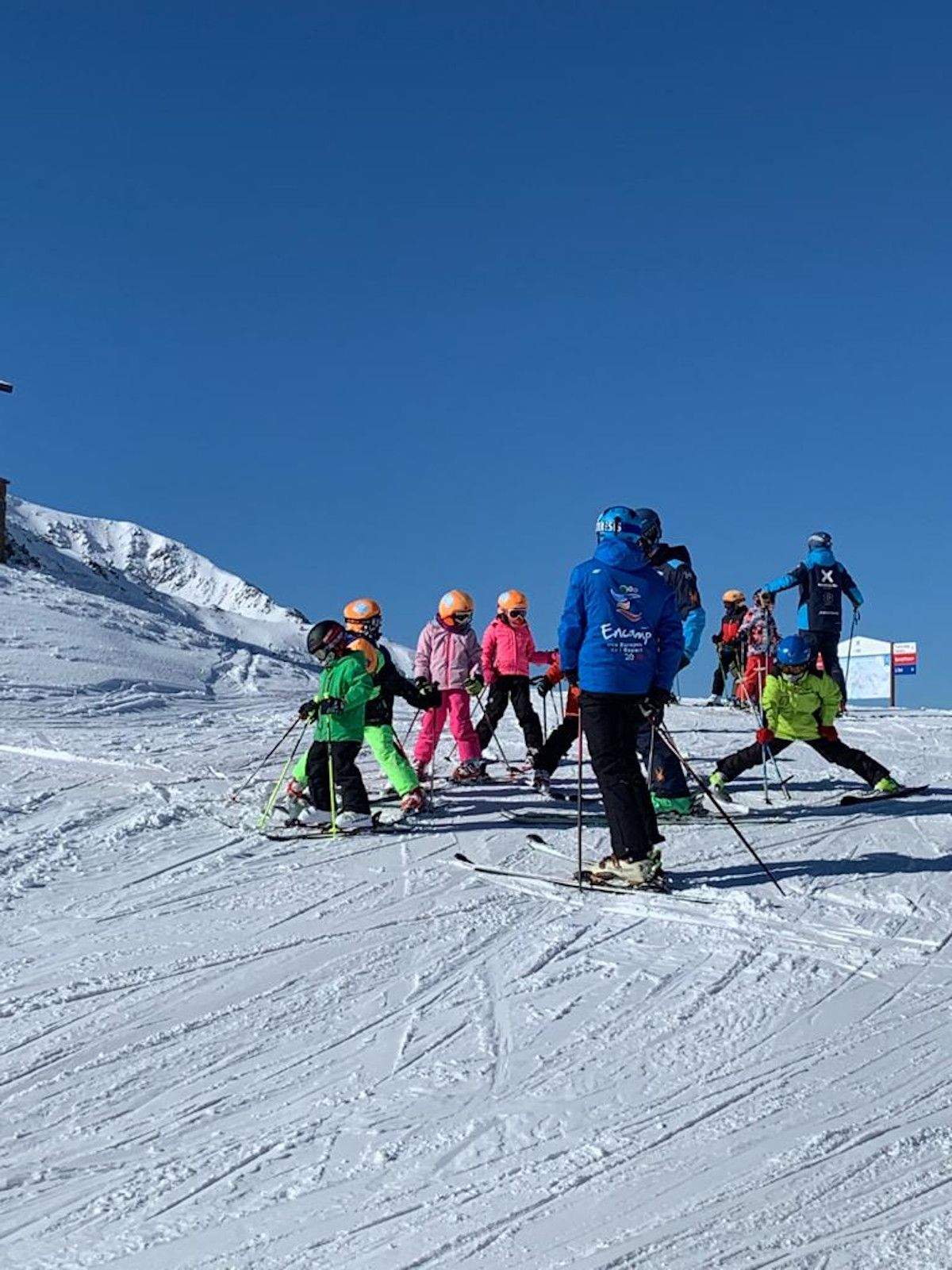 Nens durant l'activitat de l'Escola de Neu.