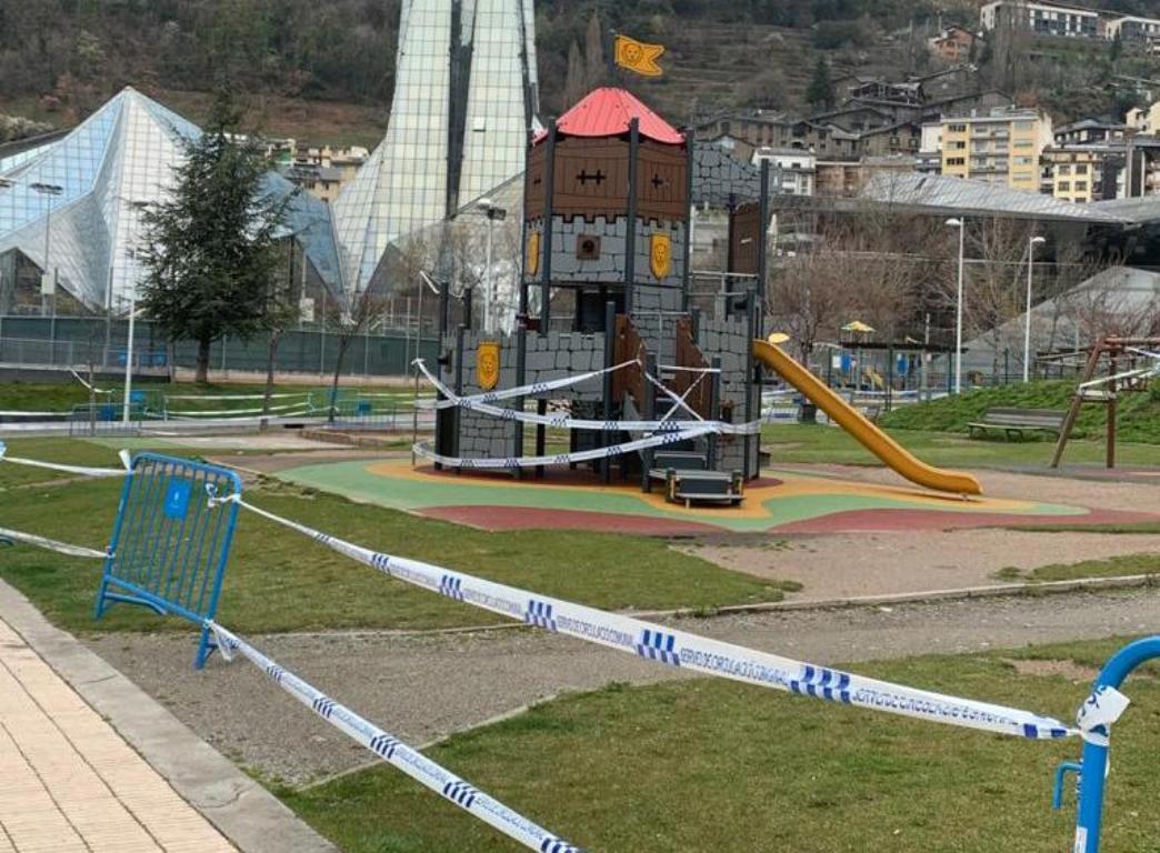 Parc infantil precintat a Escaldes-Engordany.