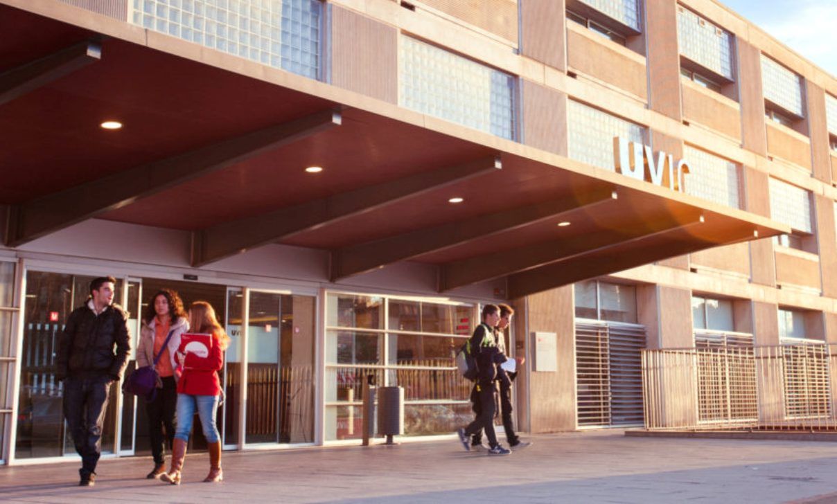 Entrada de la Torre dels Frares de la Universitat de Vic.