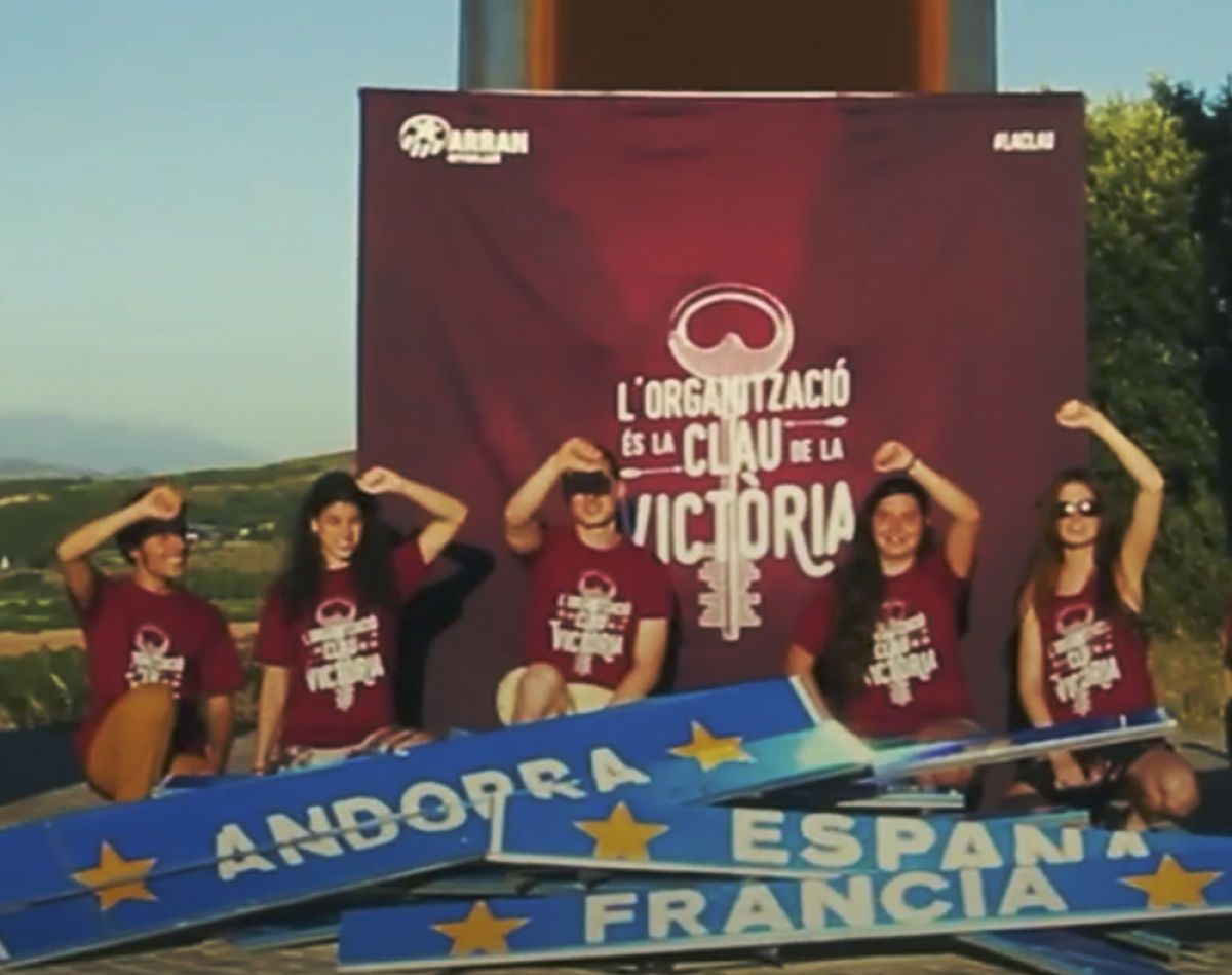 Els joves d'Arran amb els rètols que van arrencar a cops de radial.