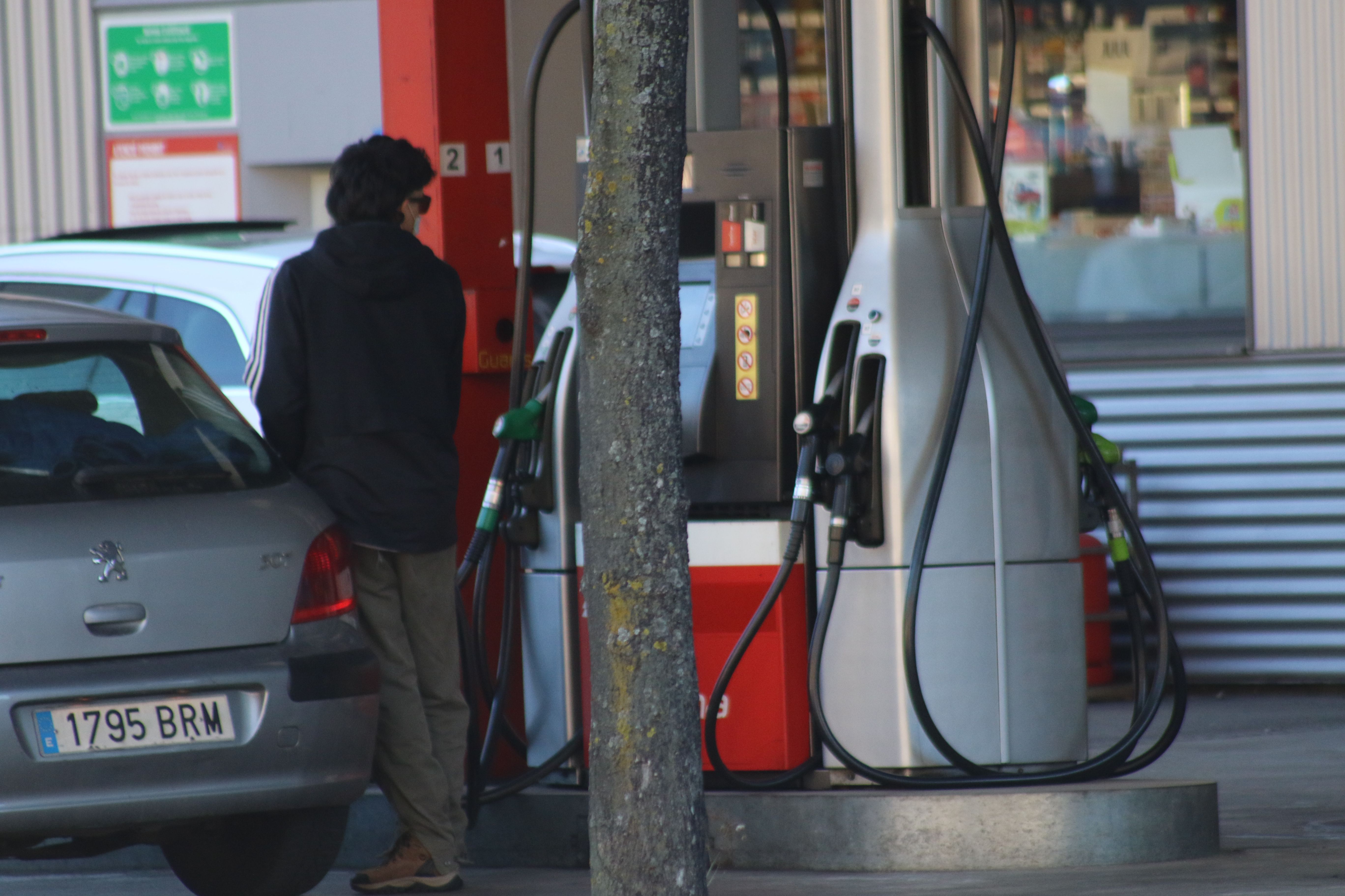 Un conductor fent benzina en una gasolinera del Principat.