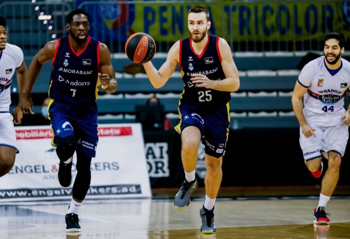 Jelinek inicia un contraatac en el partit d'aquest dimarts.