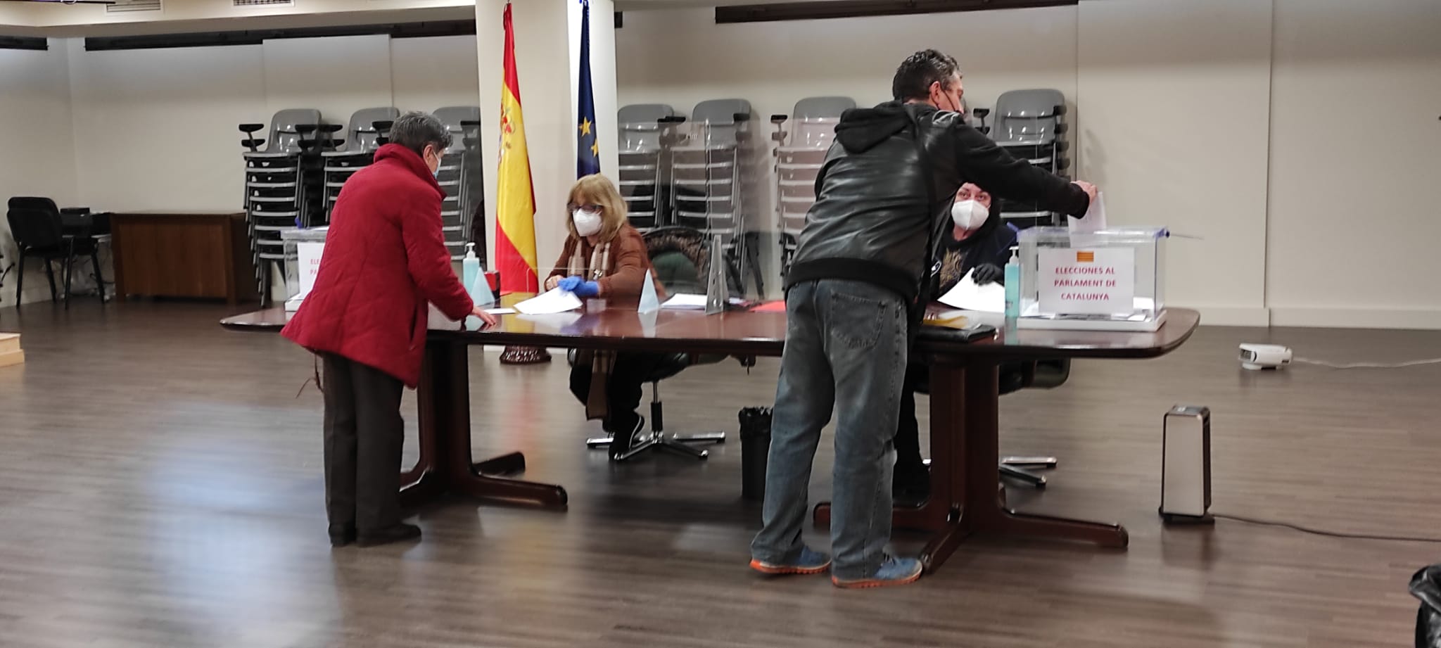 Dos electors acudint a les instal·lacions consolars a dipositar el vot.