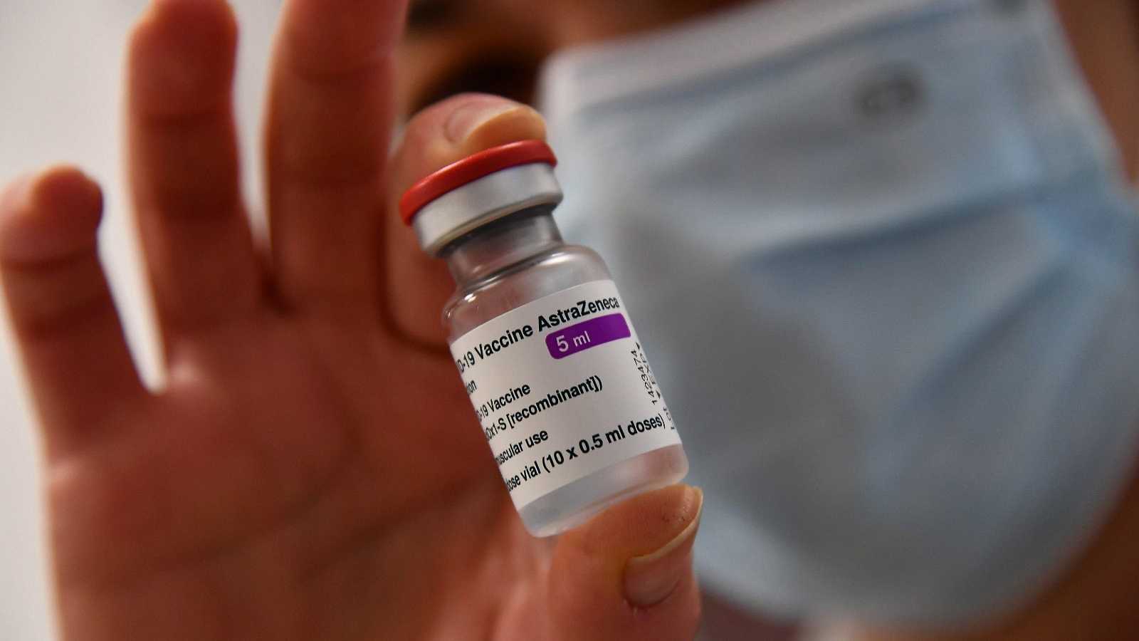 Un vial del vaccí d'AstraZeneca.