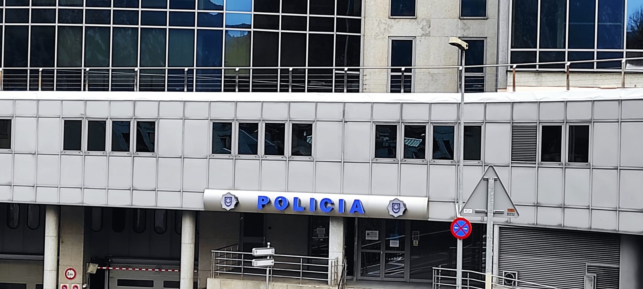 Entrada al despatx central de policia pel carrer Ciutat de Sabadell.