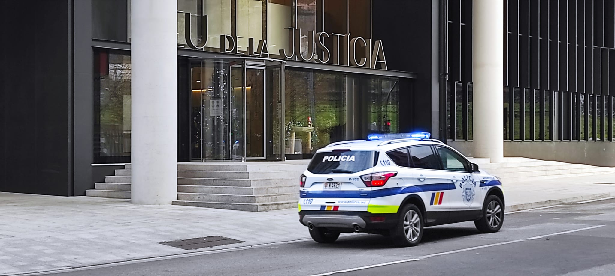 Un cotxe de la policia en les immediacions de la Seu de la Justícia.
