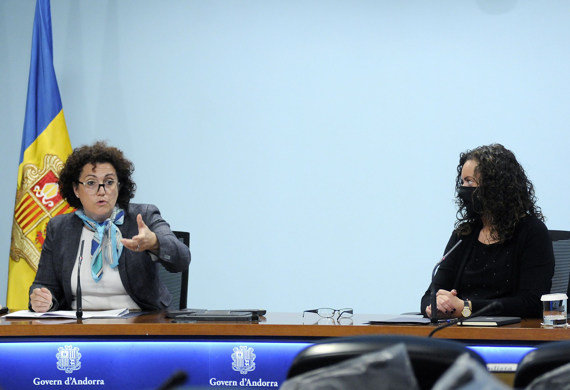 Judith Pallarès en una compareixença al costat de la secretària d'Estat de Funció Pública, Lara Vilamala.