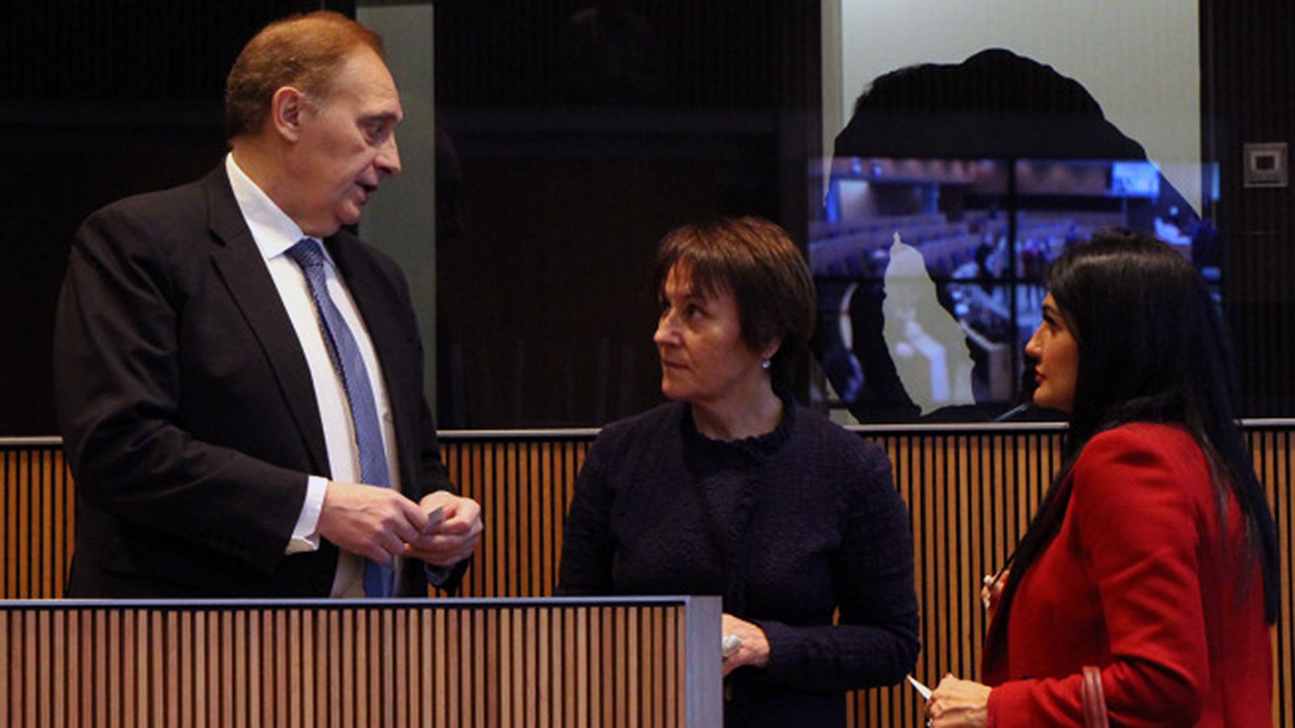 Josep Pintat i Carine Montaner, amb Roser Suñé enmig, abans de l'esclat de la pandèmia.