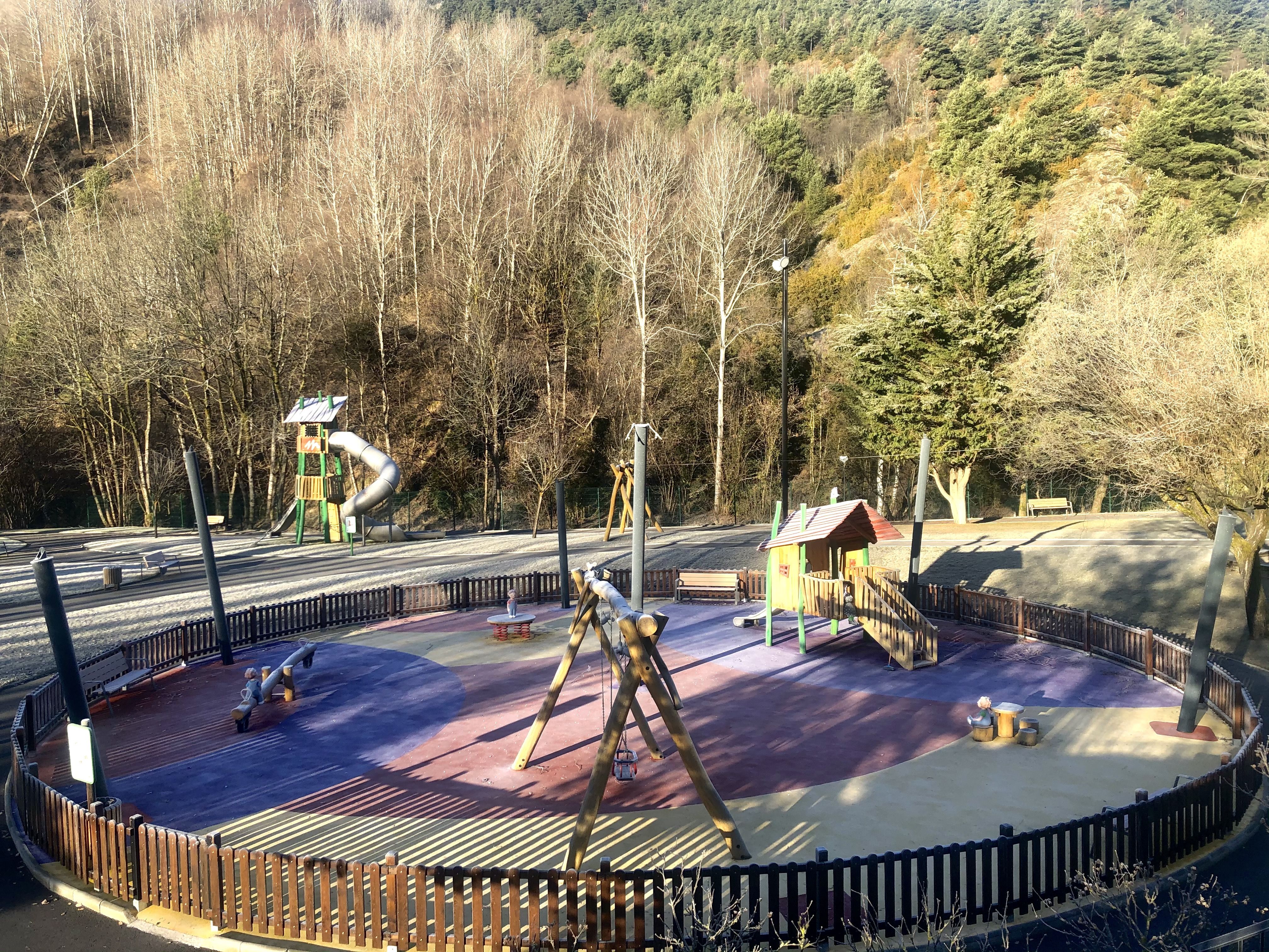 Un parc infantil a la Massana ja sense cap limitació d'accés.