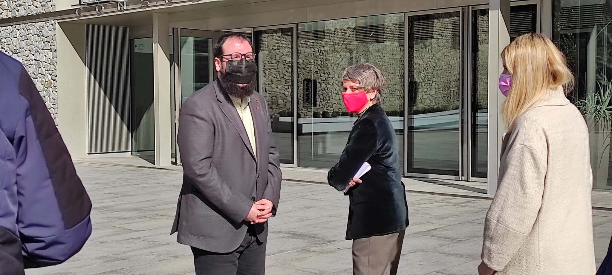 Carles Sànchez i Susanna Vela a la porta del Consell General.