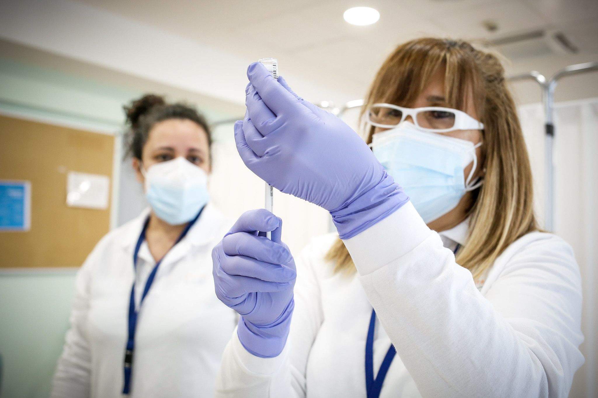 Una infermera prepara una vacuna. Una infermera prepara una vacuna.