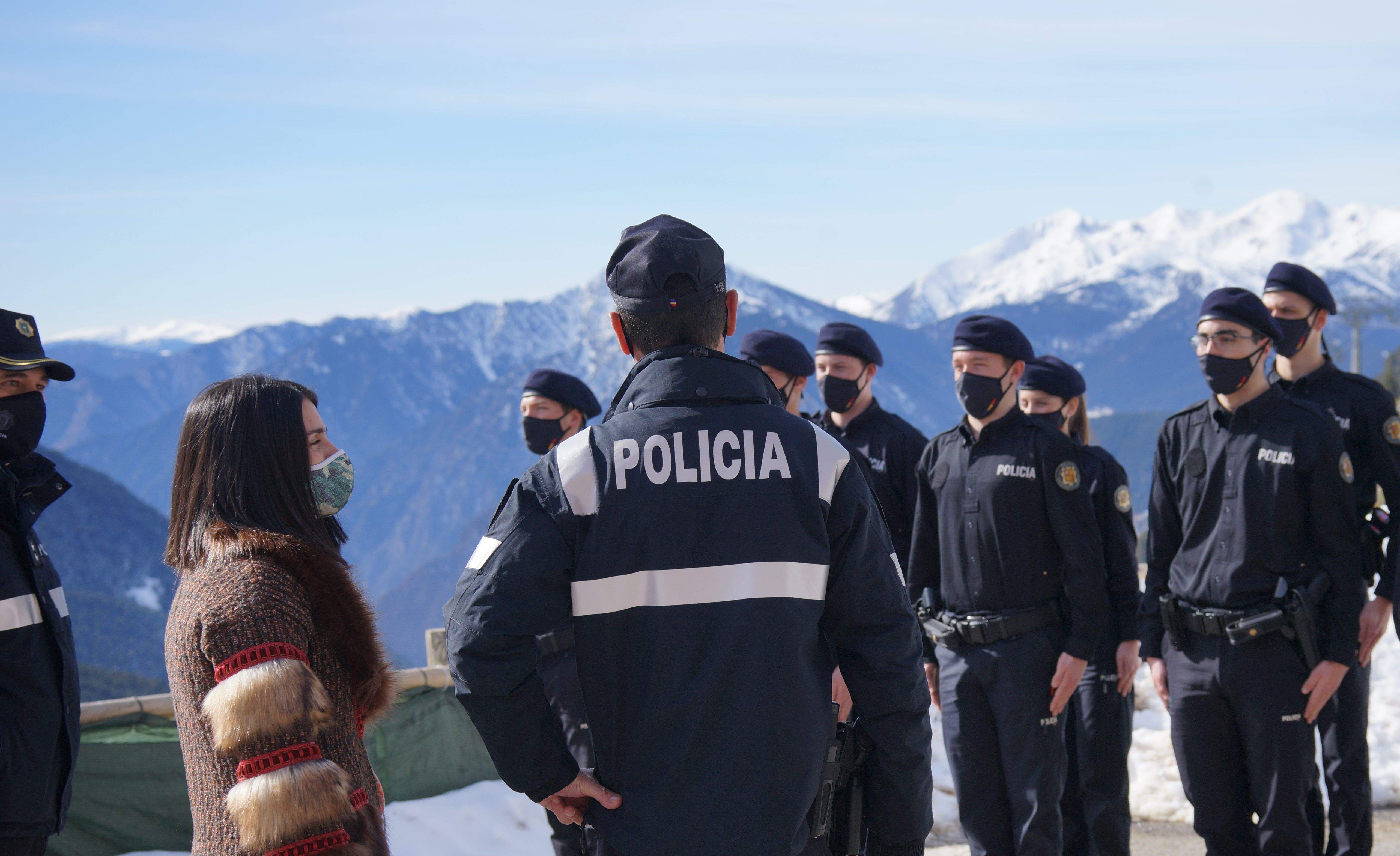 La cònsol, Laura Mas i el director adjunt de la policia, Bruno Lasne durant la seva visita a La Baronia.