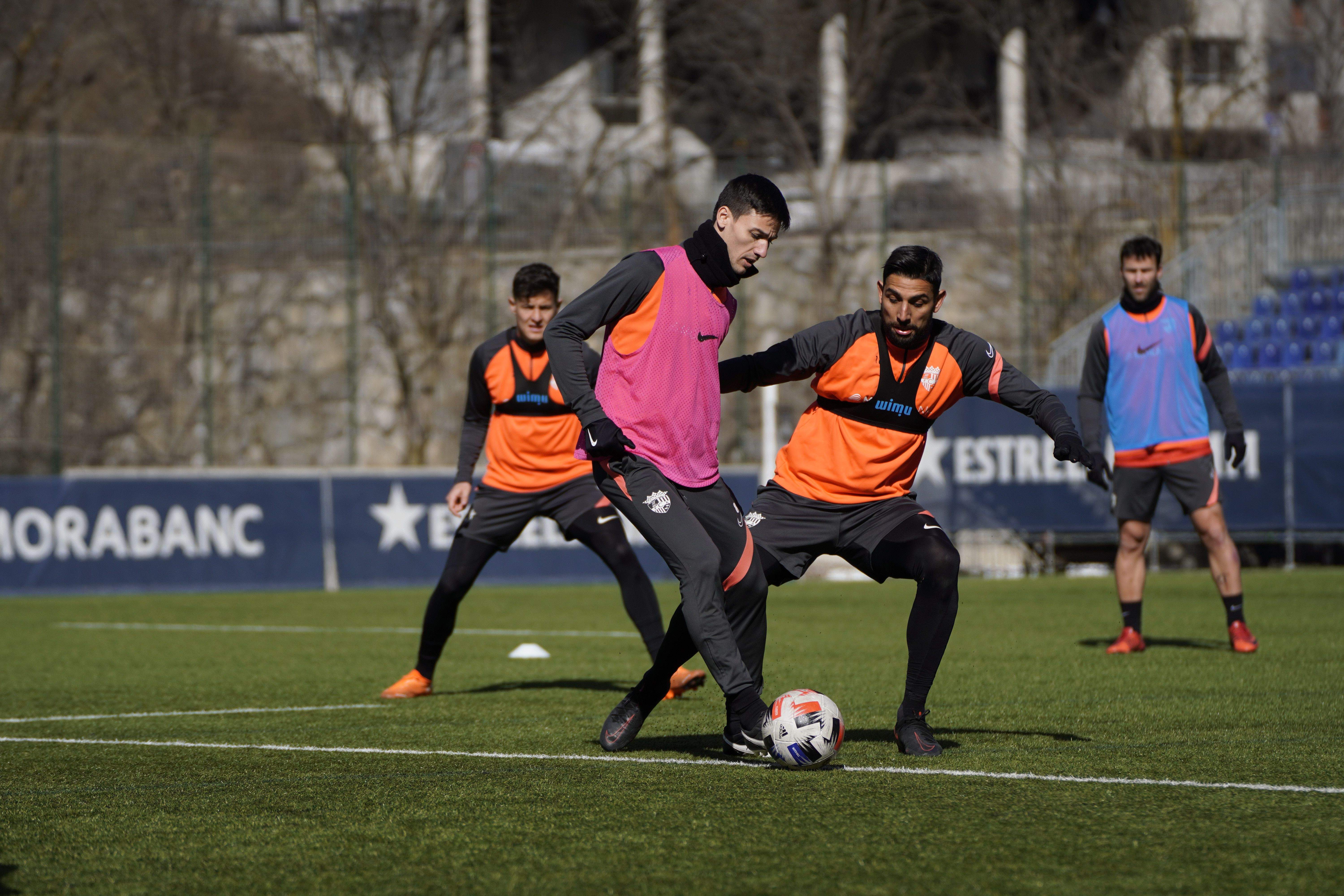 Un instant d'un entrenament d'aquesta setmana a Prada de Moles.