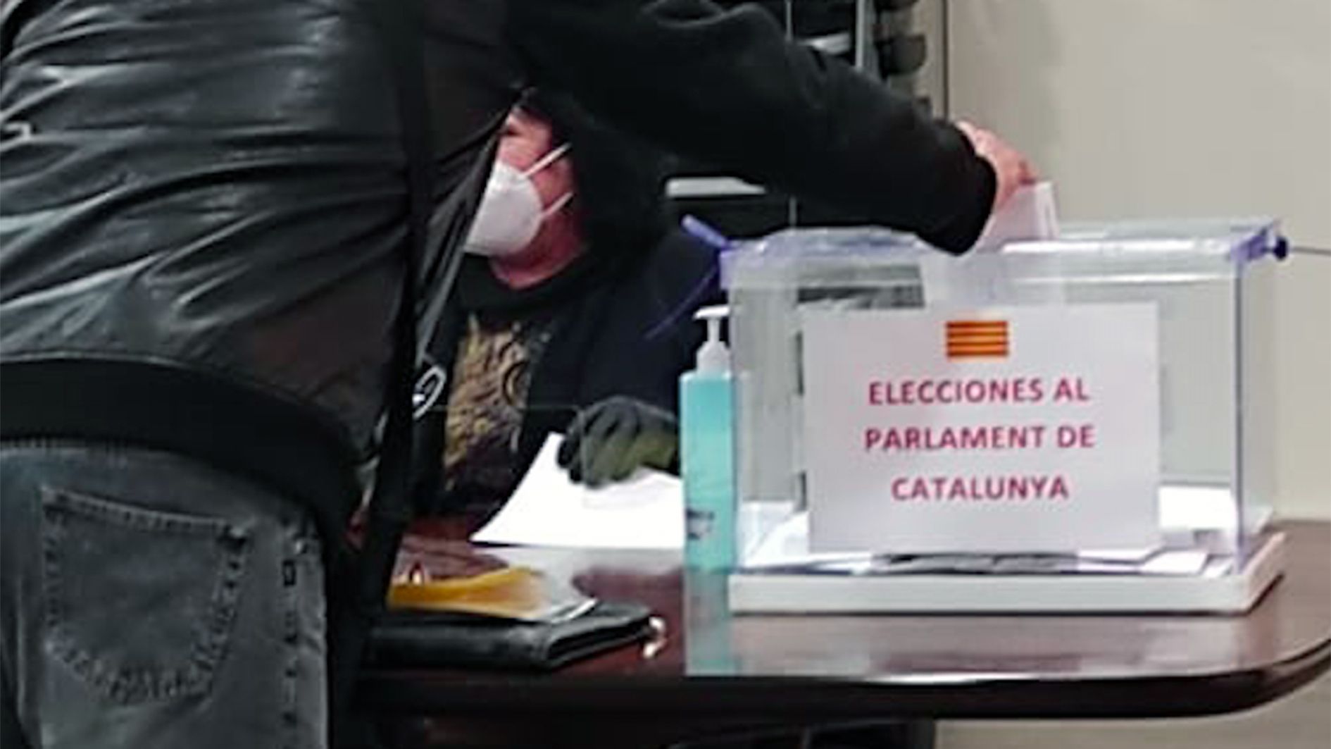 L'urna al consolat espanyol, en unes eleccions anteriors.