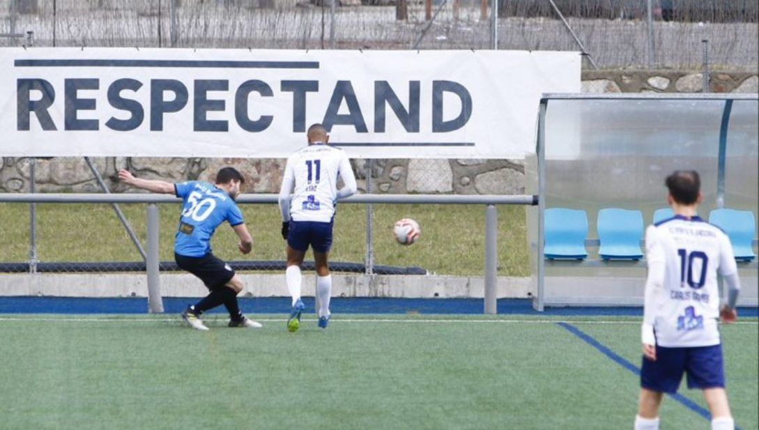 Bosch (Inter) fa una passada malgrat l'oposició de Martins (Penya Encarnada) al partit d'aquest diumenge.