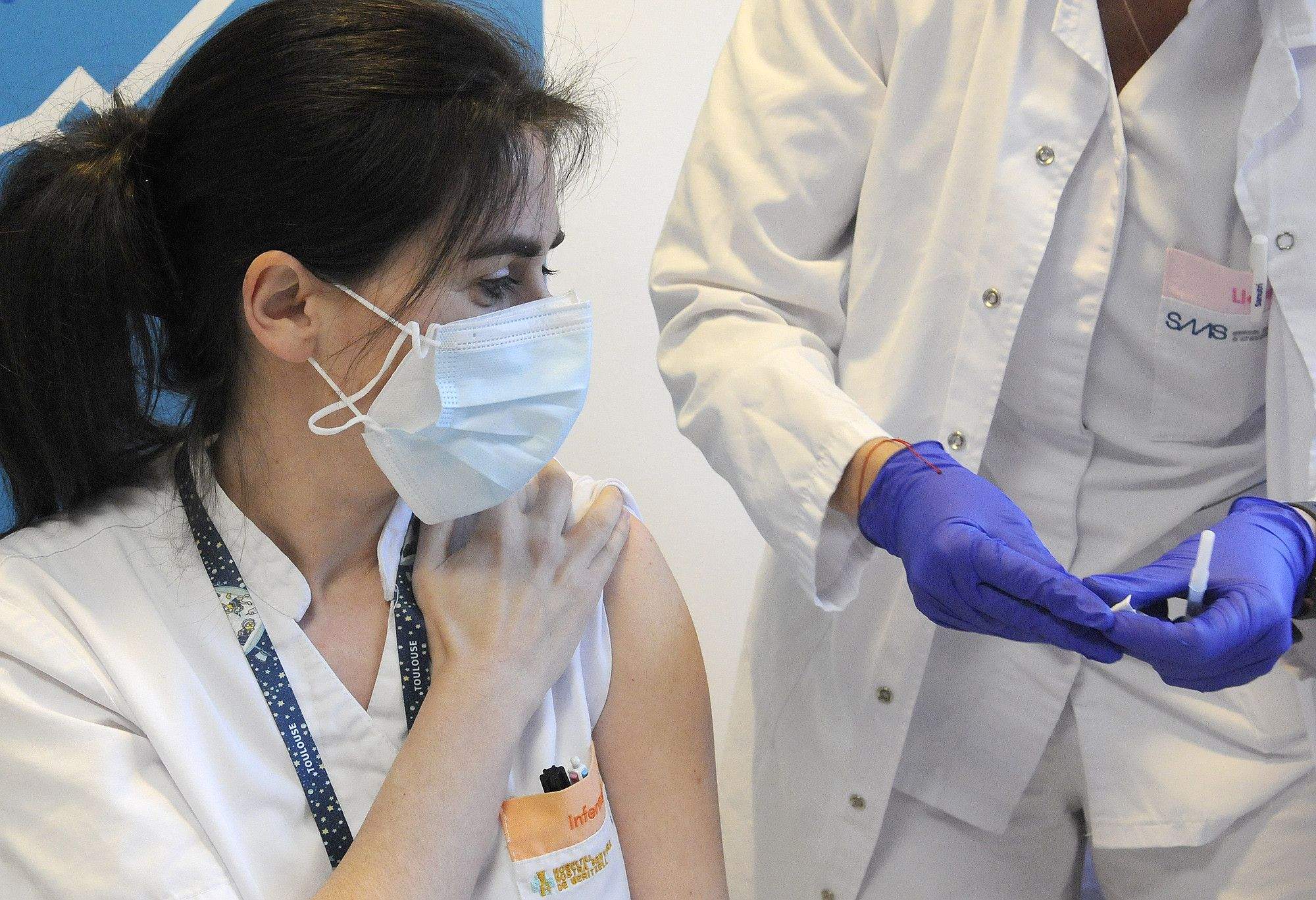 Una infermera a punt per a rebre el vaccí.
